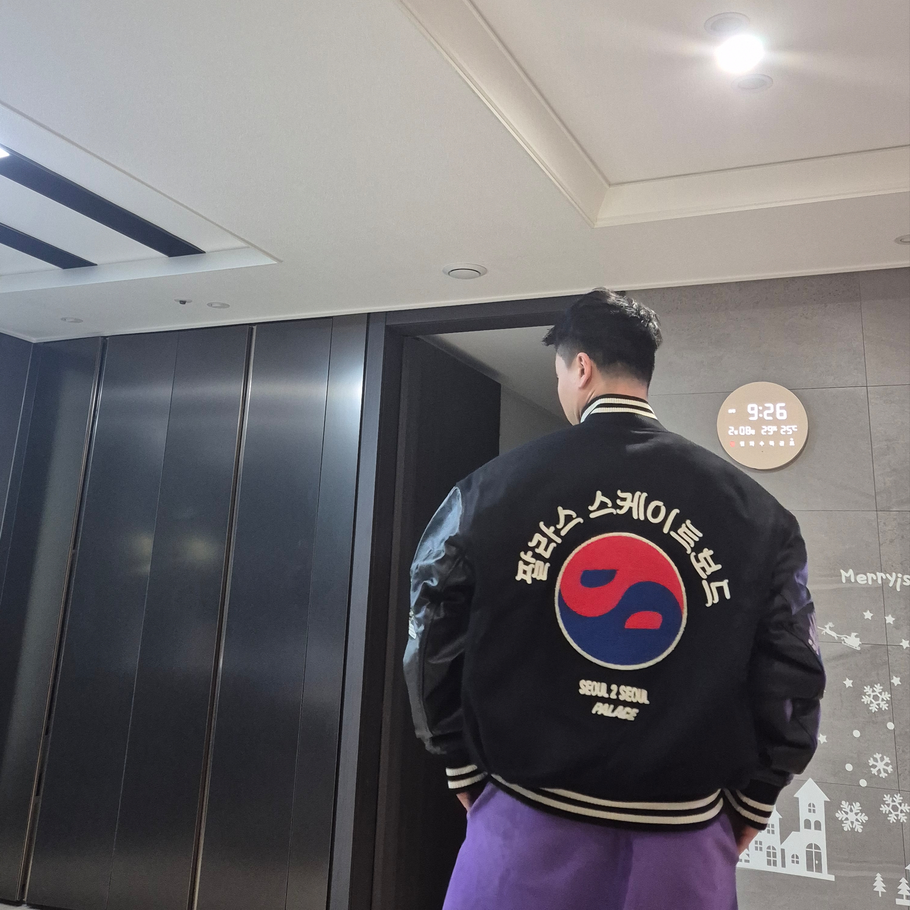 Palace Seoul 2 Seoul Varsity Jacket Black - 25SS, Palace Seoul 2 Seoul 6-Panel Cap Black - 25SS 착용 스타일 - 1