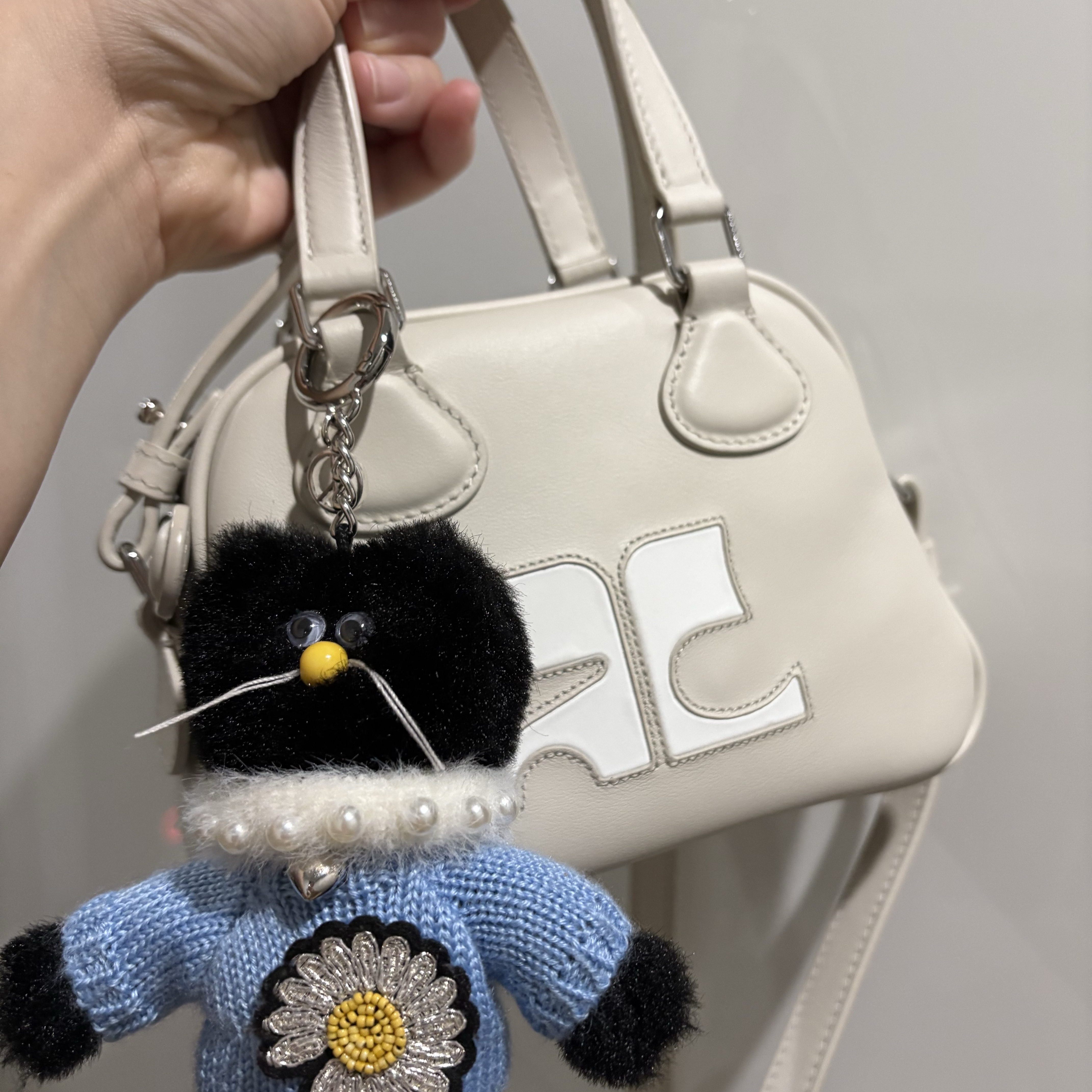 Monamhee x Peaceminusone Daihee Plush Keyring 착용 스타일