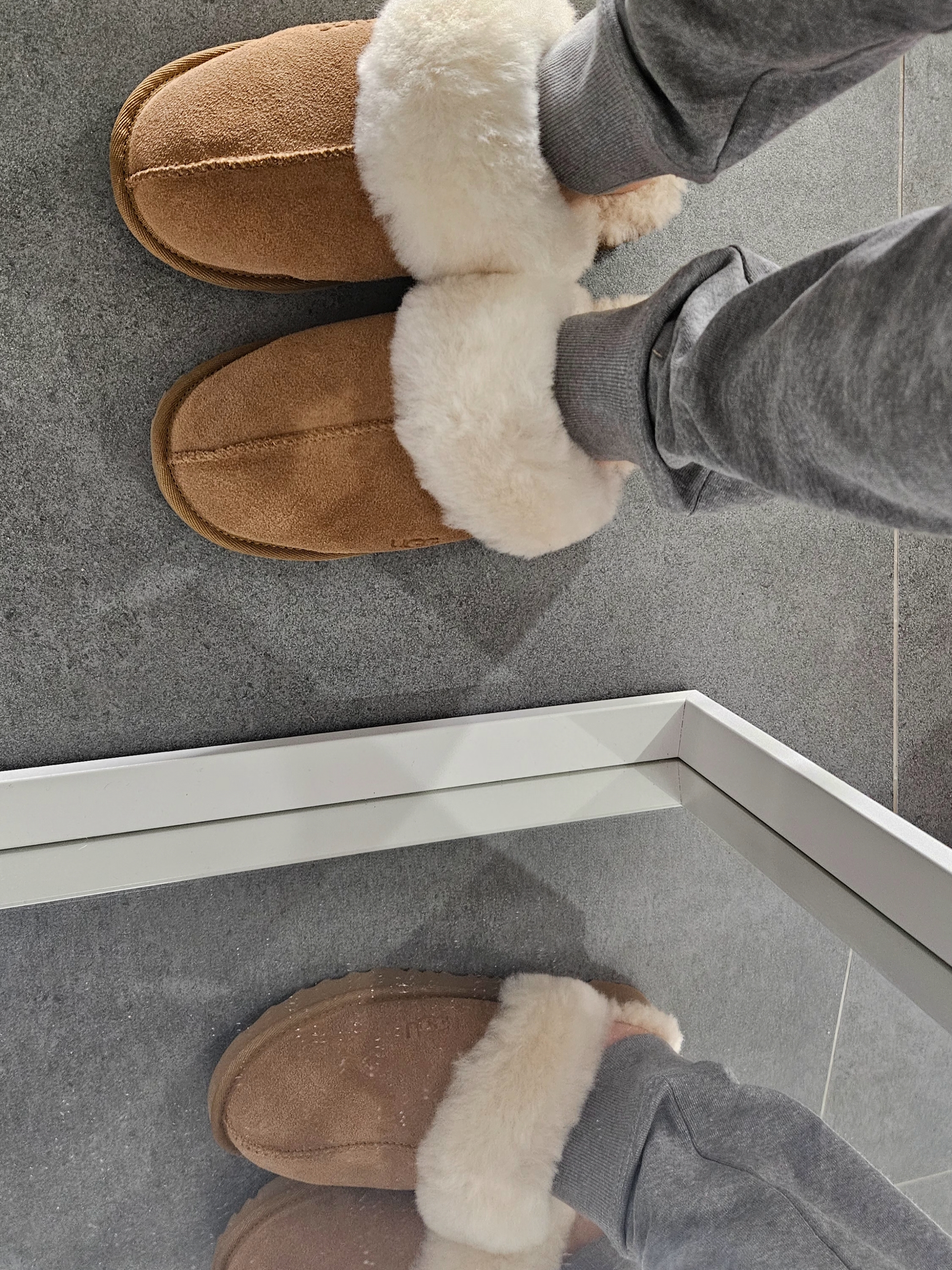 (W) UGG Scuffette II Slipper Chestnut 착용 스타일 - 1