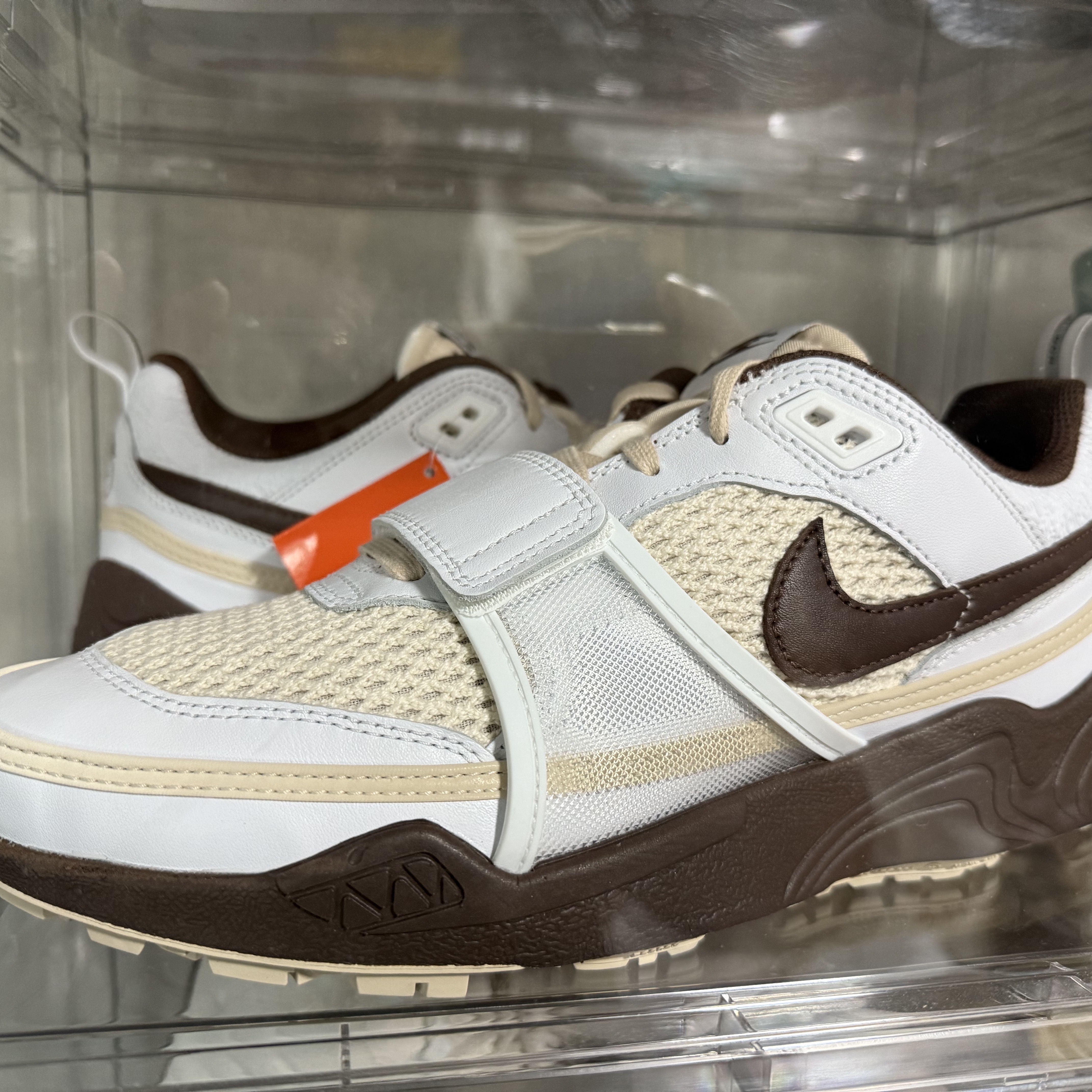 Nike x Travis Scott Zoom Field Jaxx White and Light Chocolate 착용 스타일