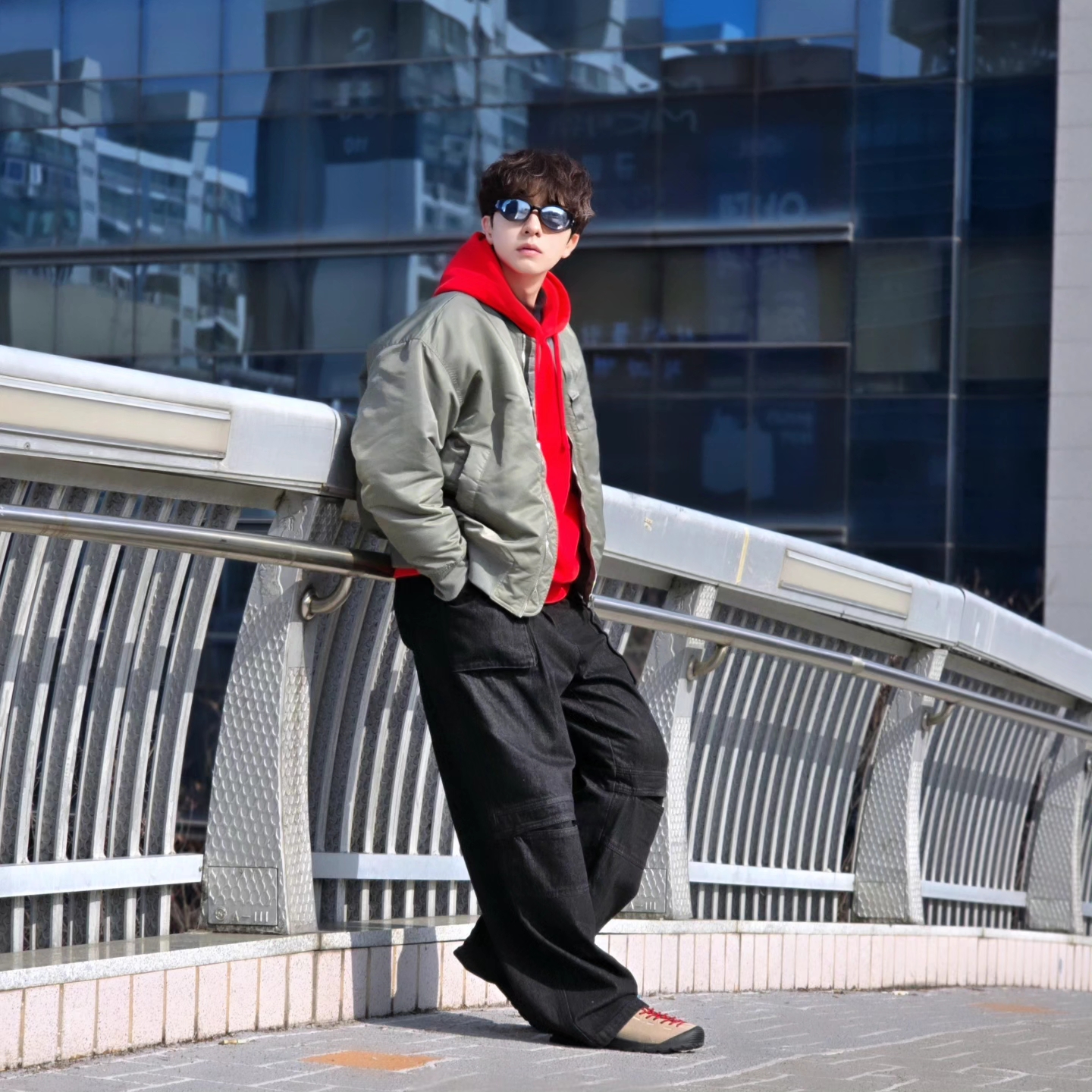 Stussy Beach Roots Hoodie Red, Keen Jasper Suede Sneakers Silver Mink 착용 스타일 - 7