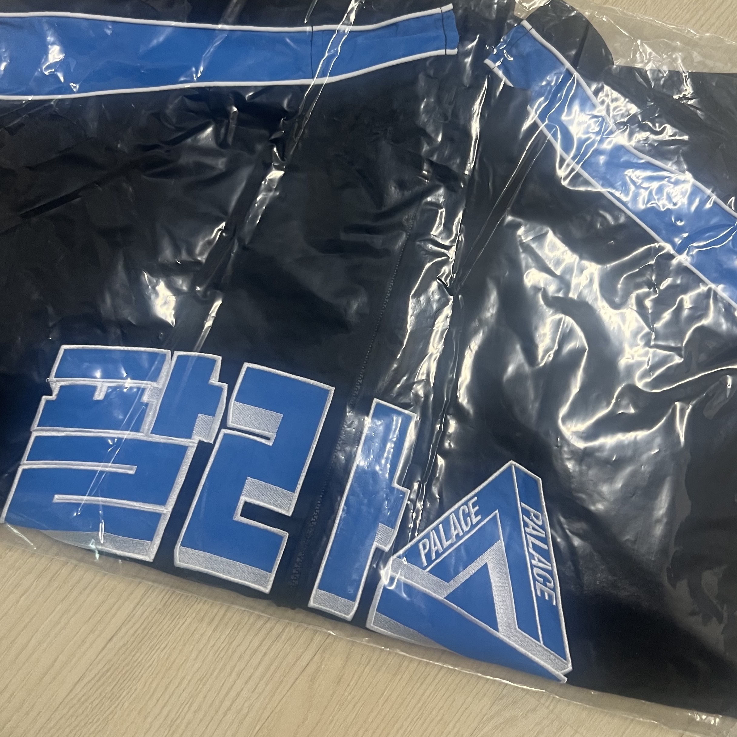 Palace Seoul 2 Seoul Track Jacket Black Blue - 25SS 착용 스타일 - 2