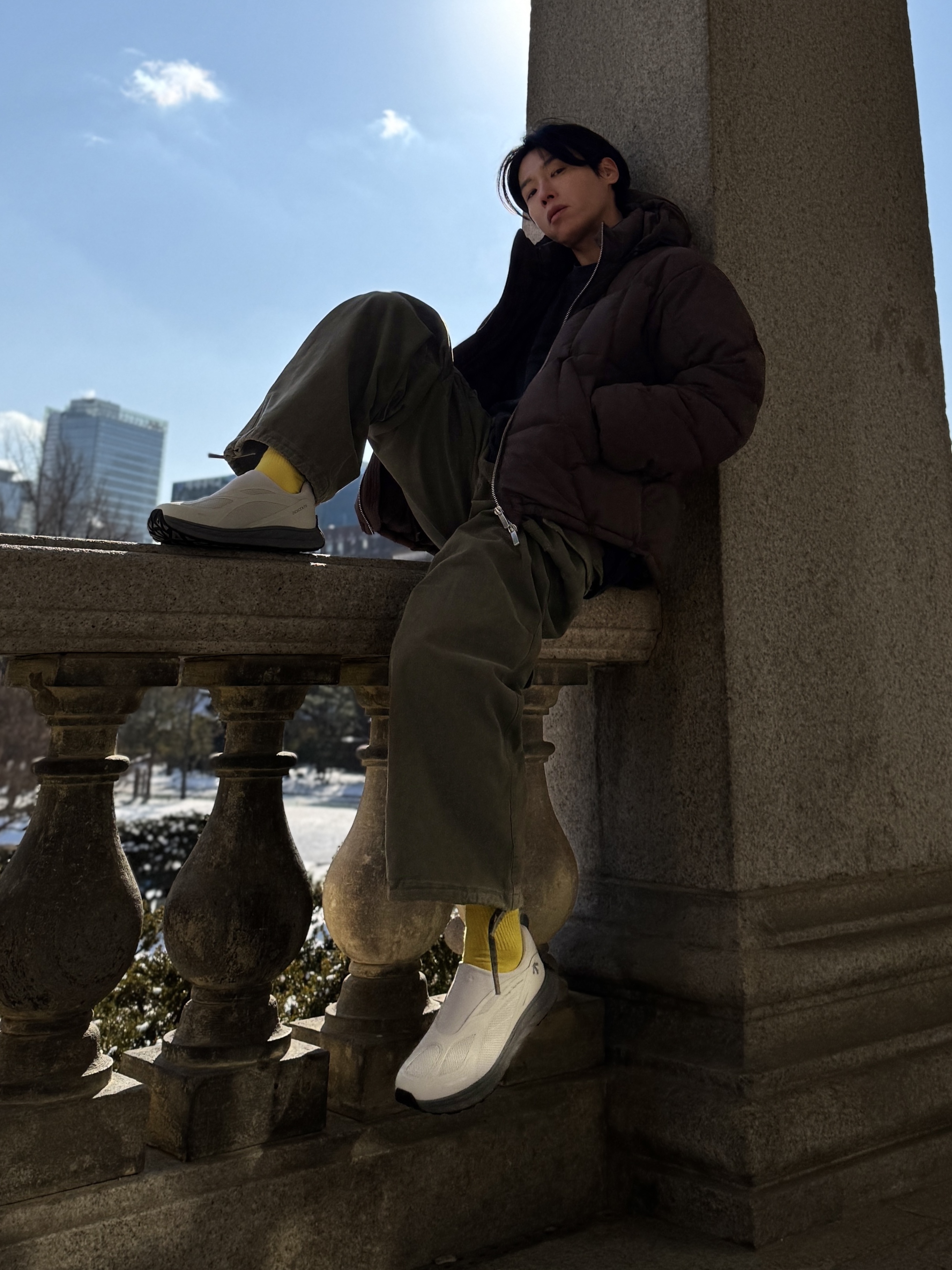 Nonnod Double Pocket Cargo Pants Vintage Khaki 착용 스타일 - 1