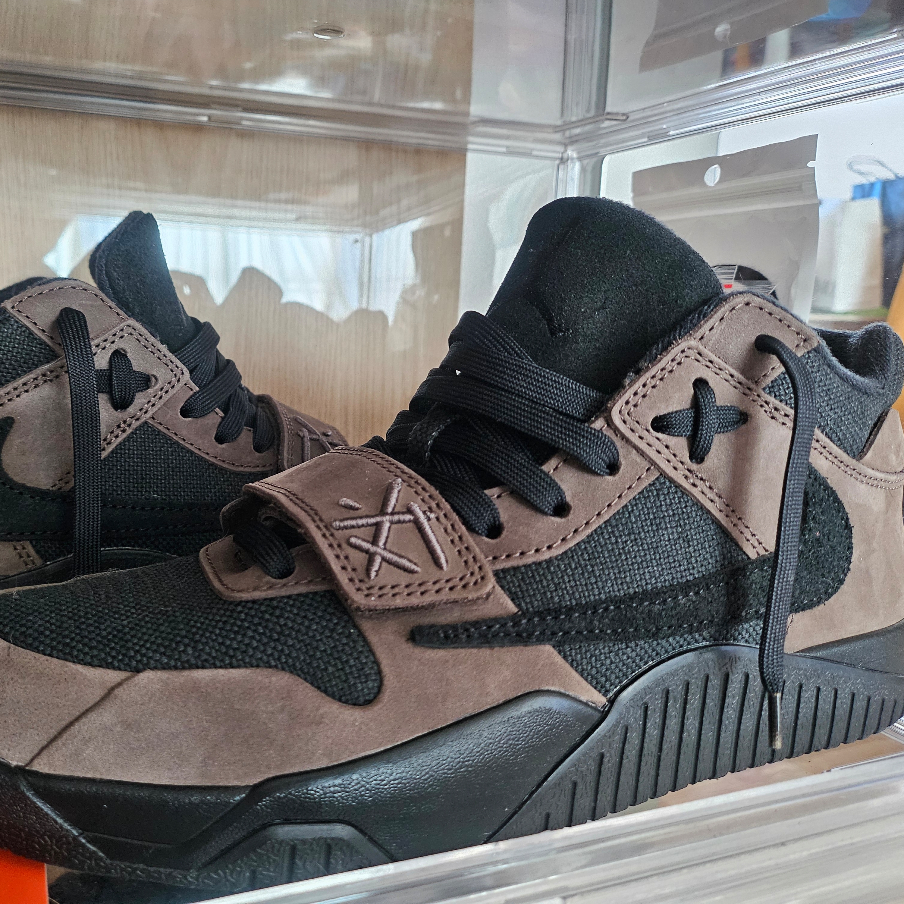 Jordan x Travis Scott Jumpman Jack TR Black and Dark Mocha 착용 스타일