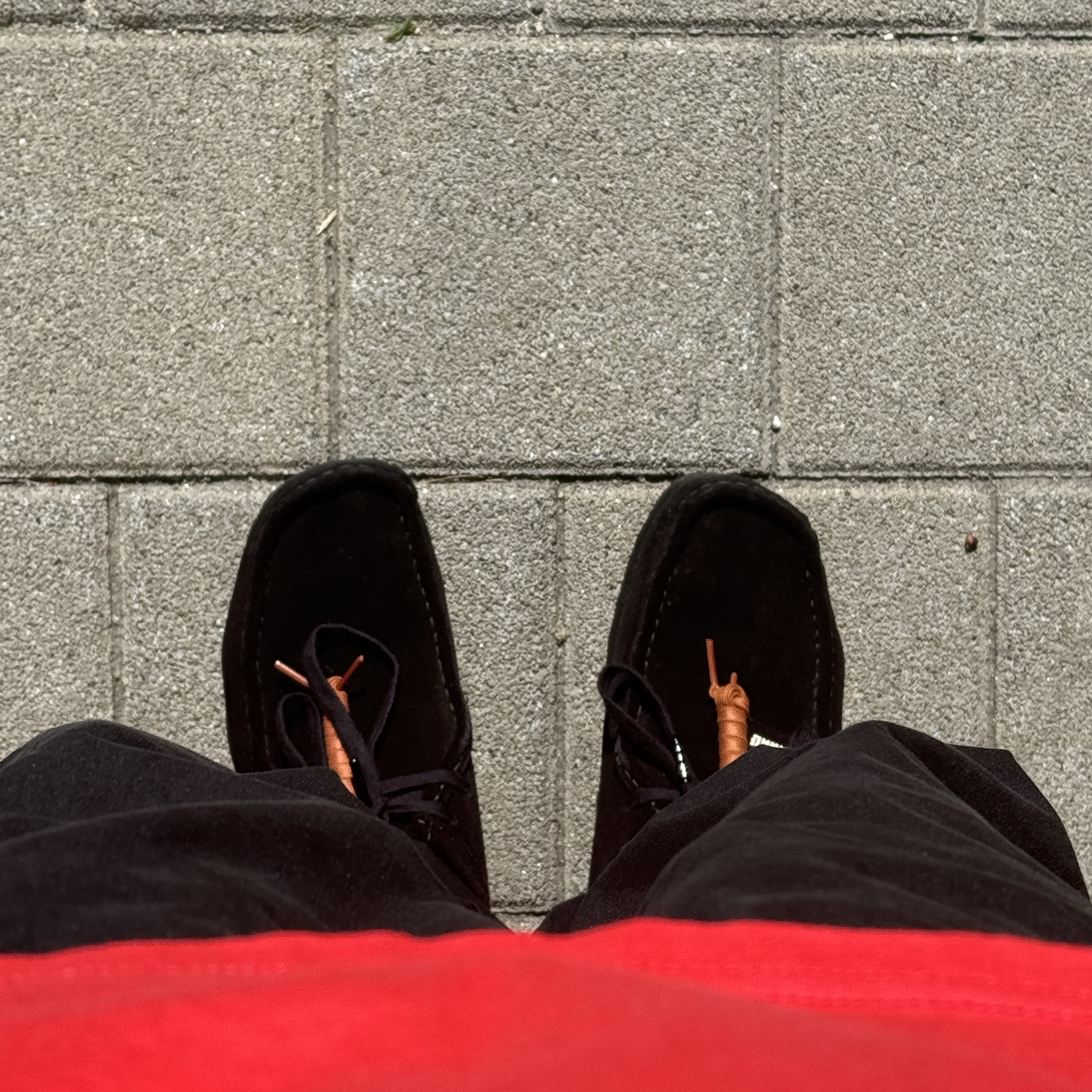 Clarks Wallabee Black Suede, (W) Nike Shox R4 Metallic Silver and Black 착용 스타일 - 1