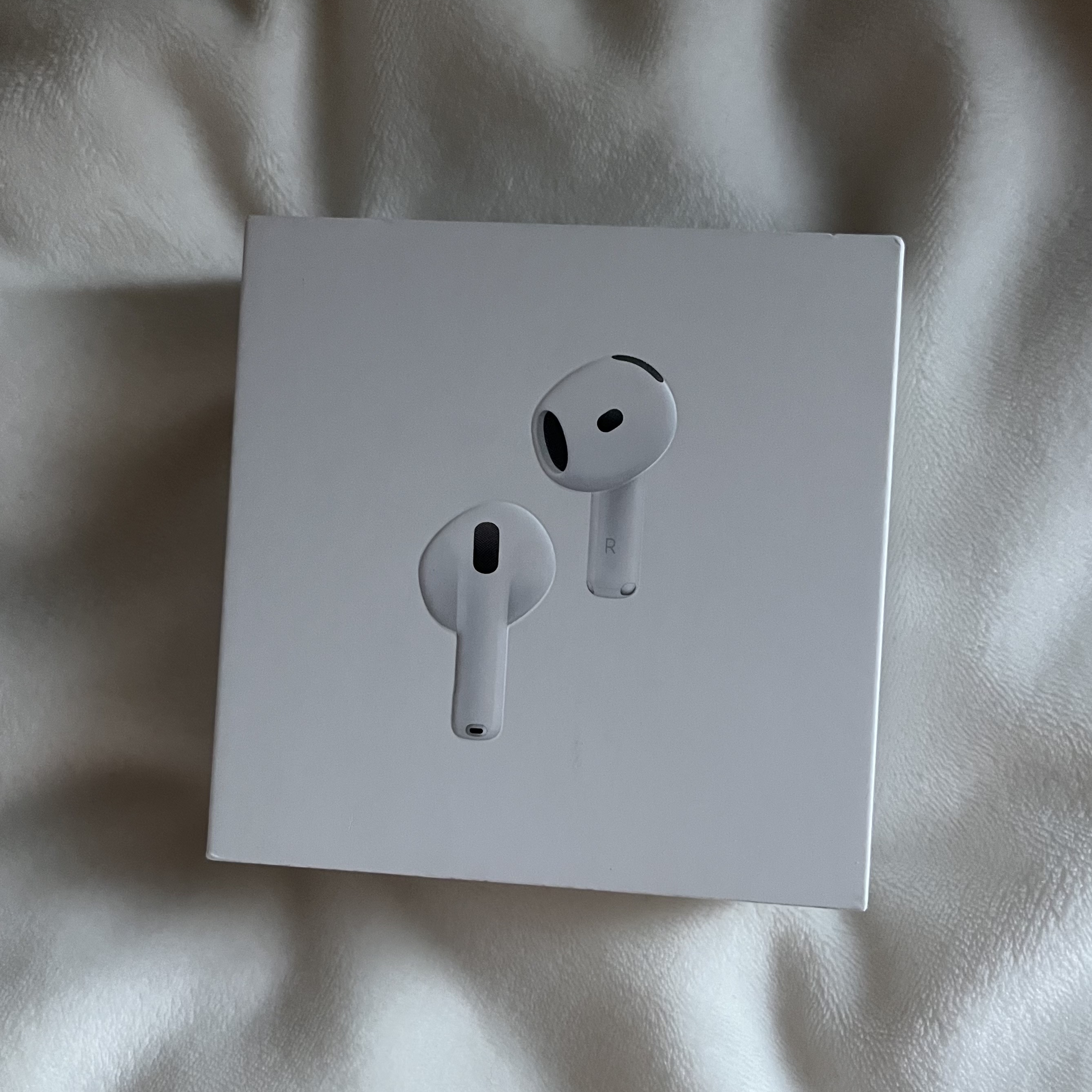 Apple AirPods 4th Gen with Active Noise Cancellation (Korean Ver.) 착용 스타일