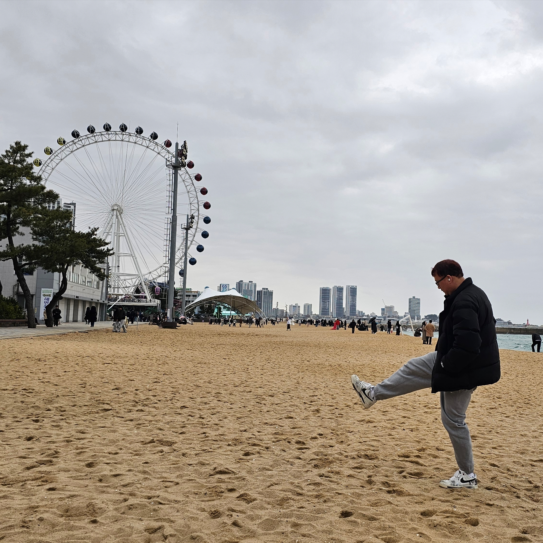 Stussy Ripstop Down Puffer Jacket Black, Nike NRG Solo Swoosh Fleece Pants Dark Grey Heather - Asia 착용 스타일
