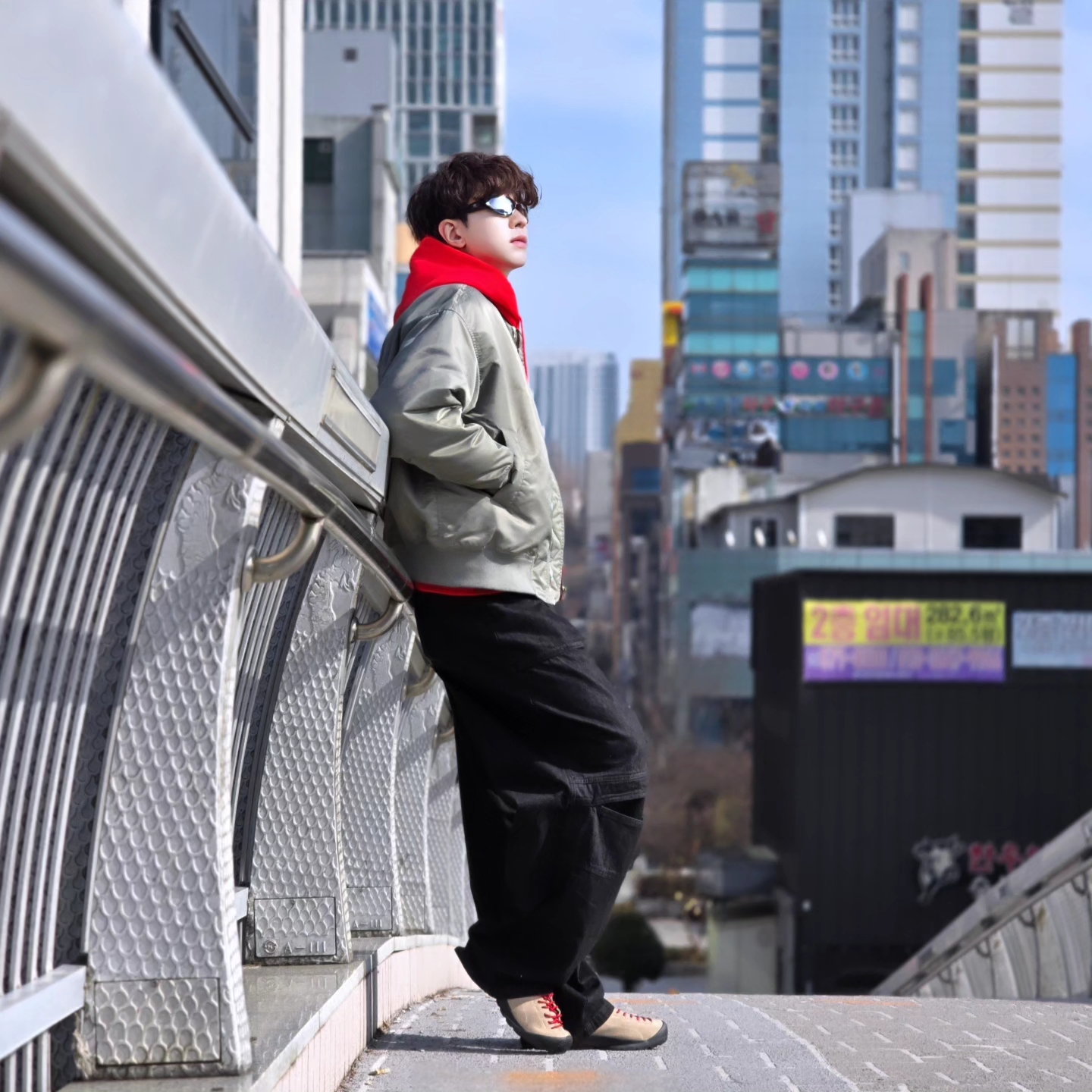 Stussy Beach Roots Hoodie Red, Keen Jasper Suede Sneakers Silver Mink 착용 스타일 - 5