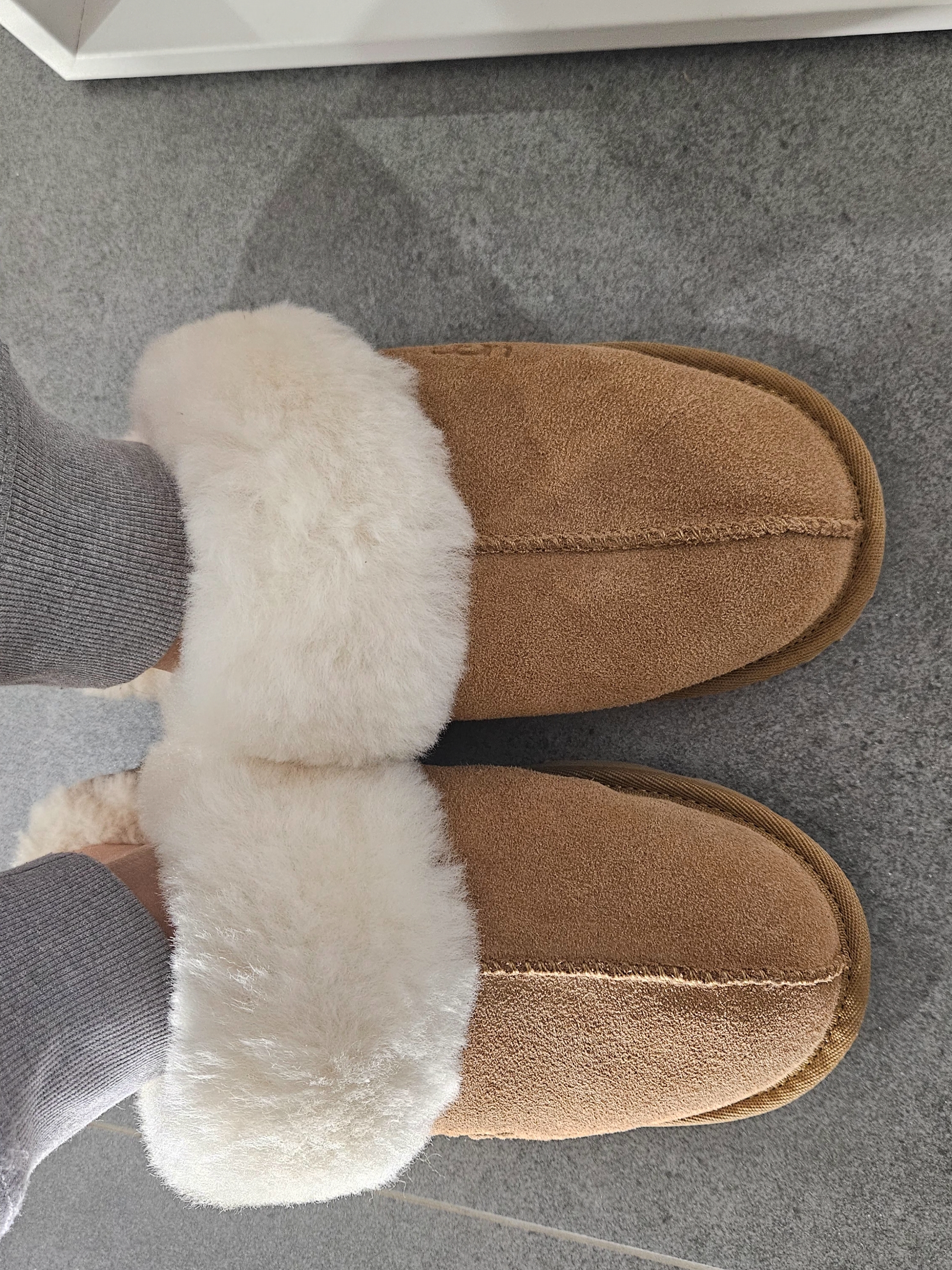 (W) UGG Scuffette II Slipper Chestnut 착용 스타일 - 3