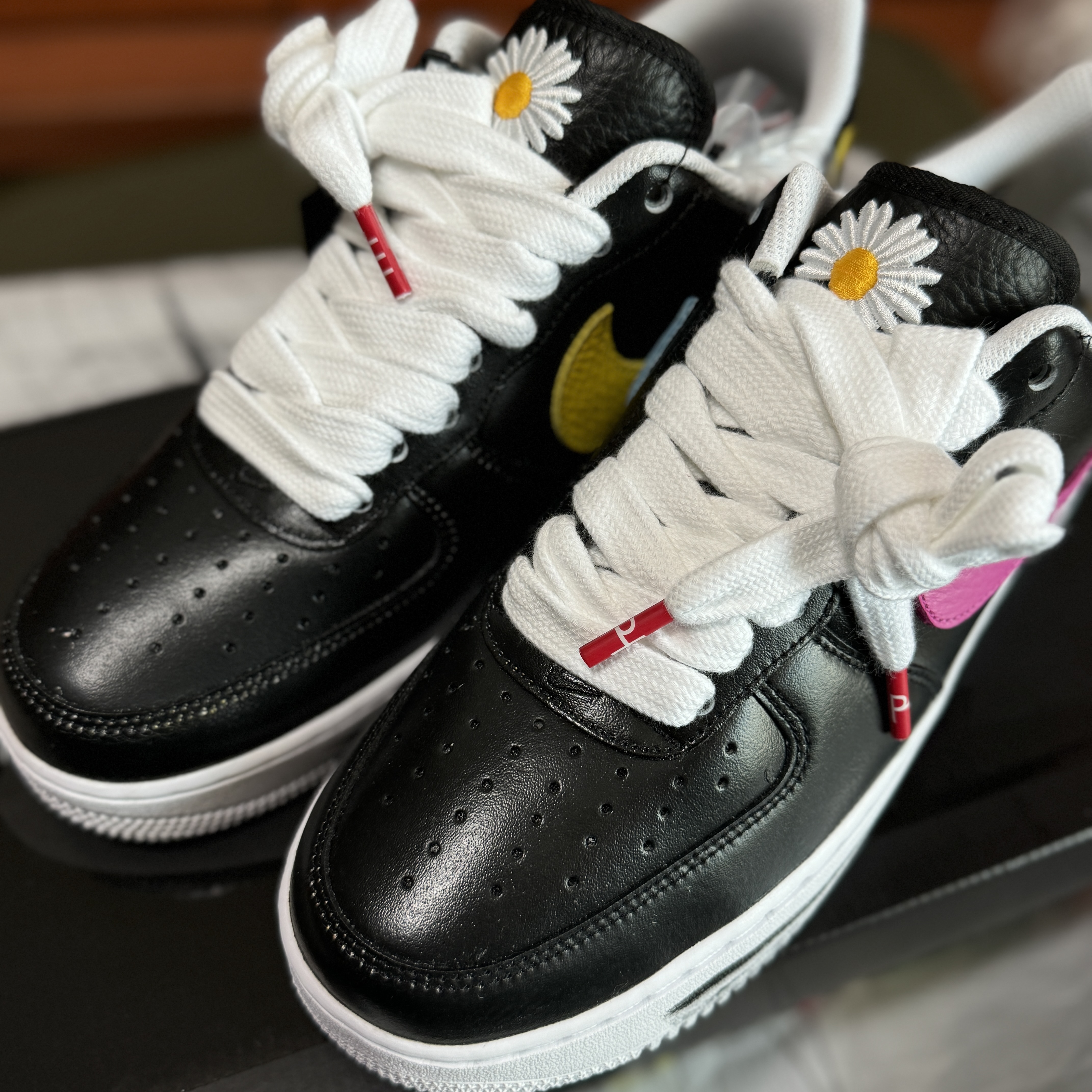 Monamhee x Peaceminusone Daihee Plush Keyring, Nike x Peaceminusone Air Force 1 Low Para-Noise 3.0 Black and Multicolor 착용 스타일 - 5