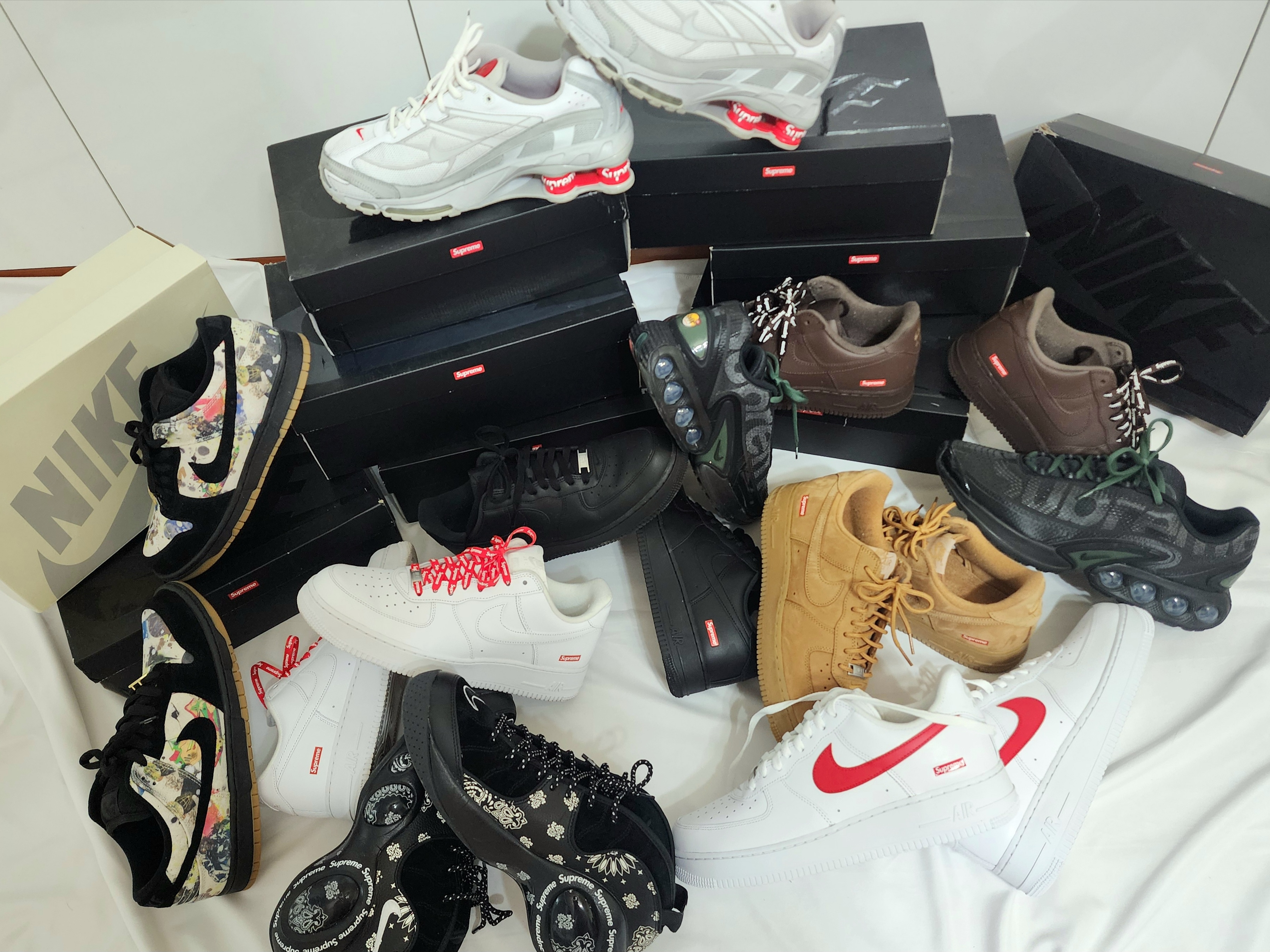 Nike x Supreme Air Force 1 Low White, Nike x Supreme Air Force 1 Low Black 착용 스타일 - 2