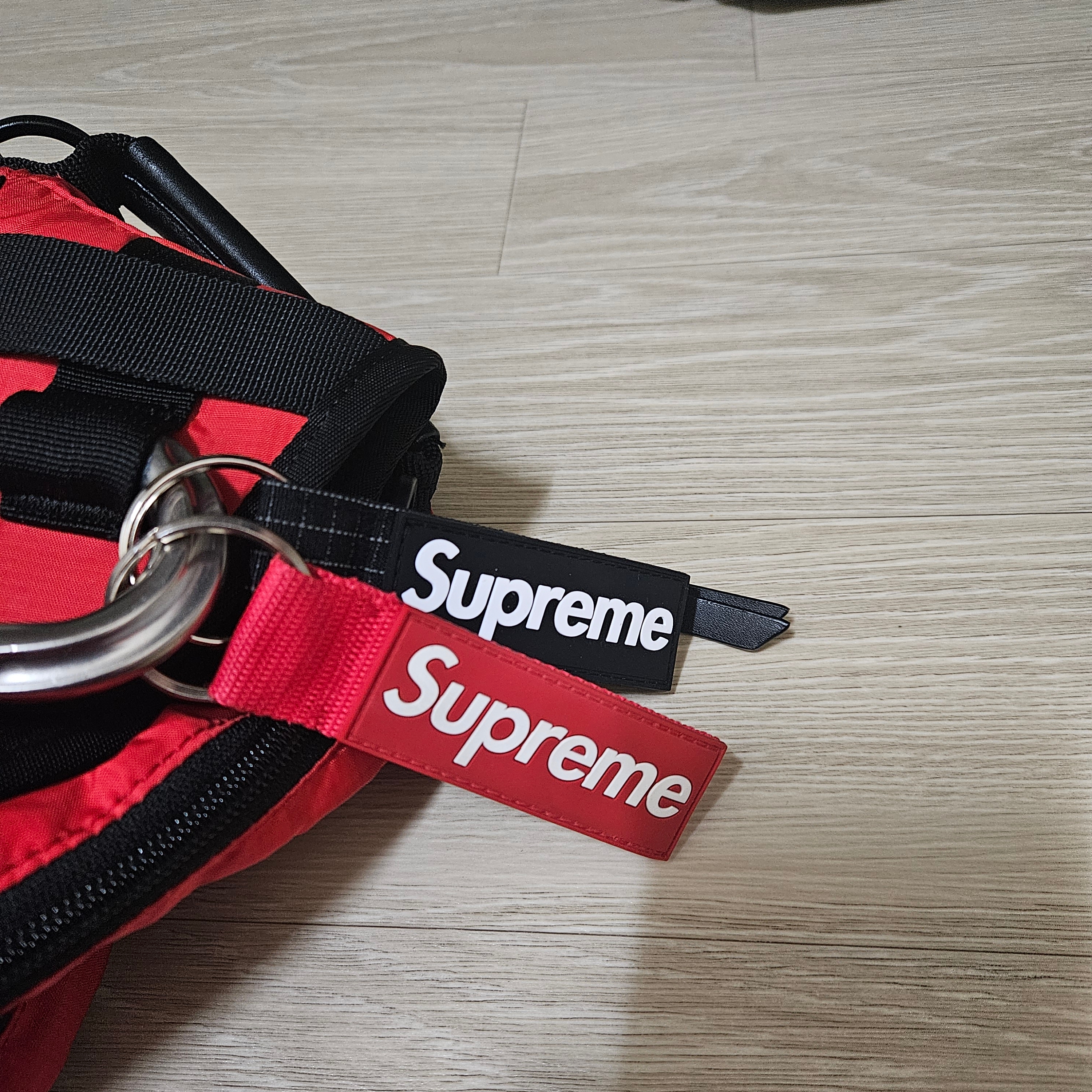 Supreme Webbing Keychain Red - 23SS, Supreme Ripstop Keychain Black - 24SS 착용 스타일
