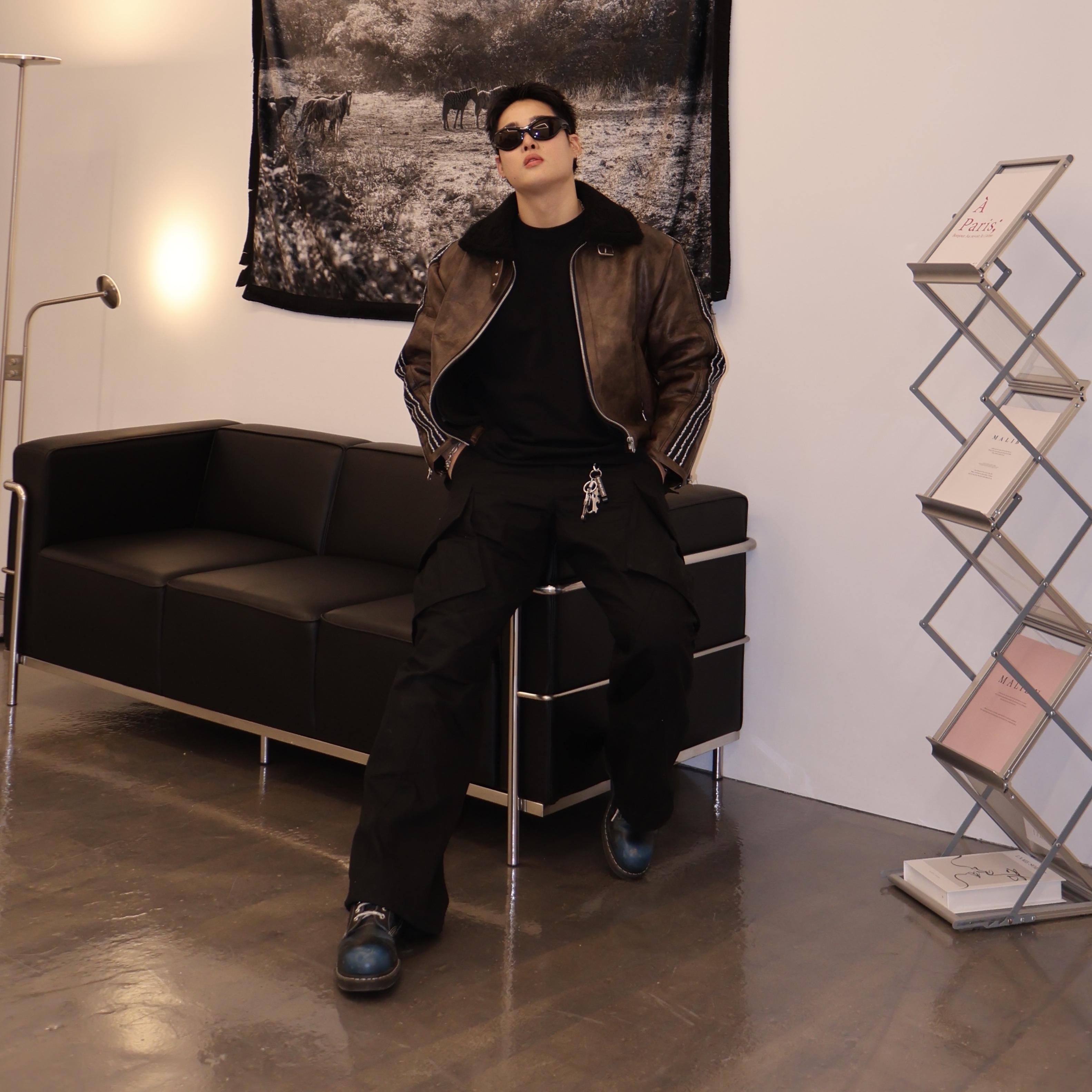 Balenciaga Swift Oval Sunglasses Black 착용 스타일 - 1