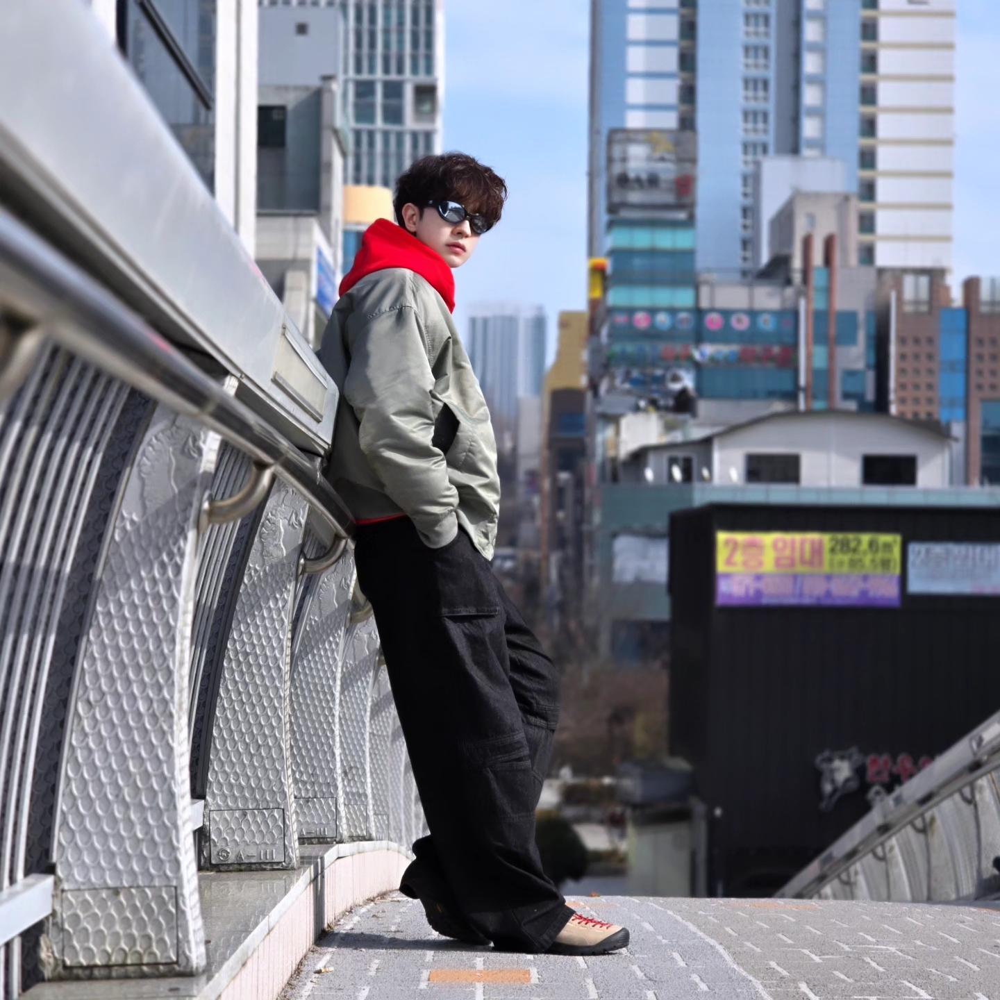 Stussy Beach Roots Hoodie Red, Keen Jasper Suede Sneakers Silver Mink 착용 스타일 - 6