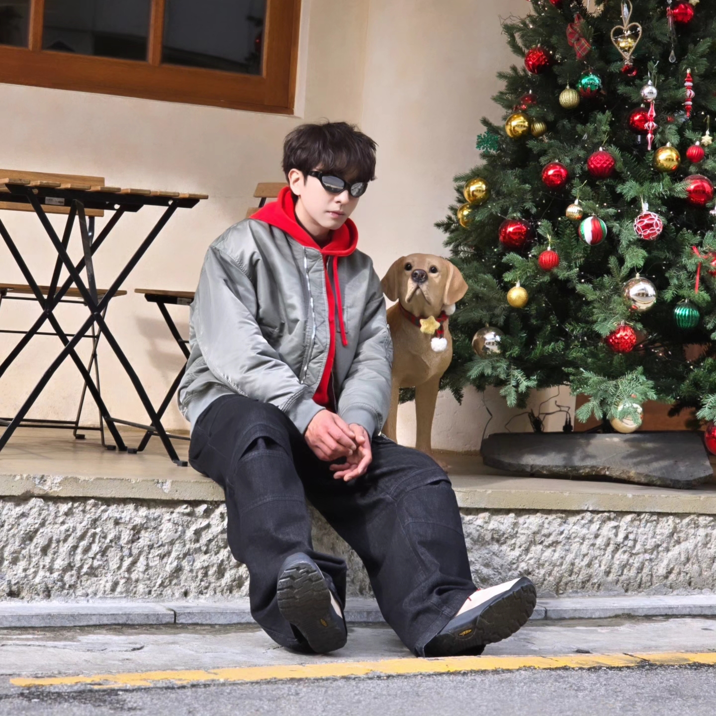 Stussy Beach Roots Hoodie Red, Keen Jasper Suede Sneakers Silver Mink 착용 스타일 - 7