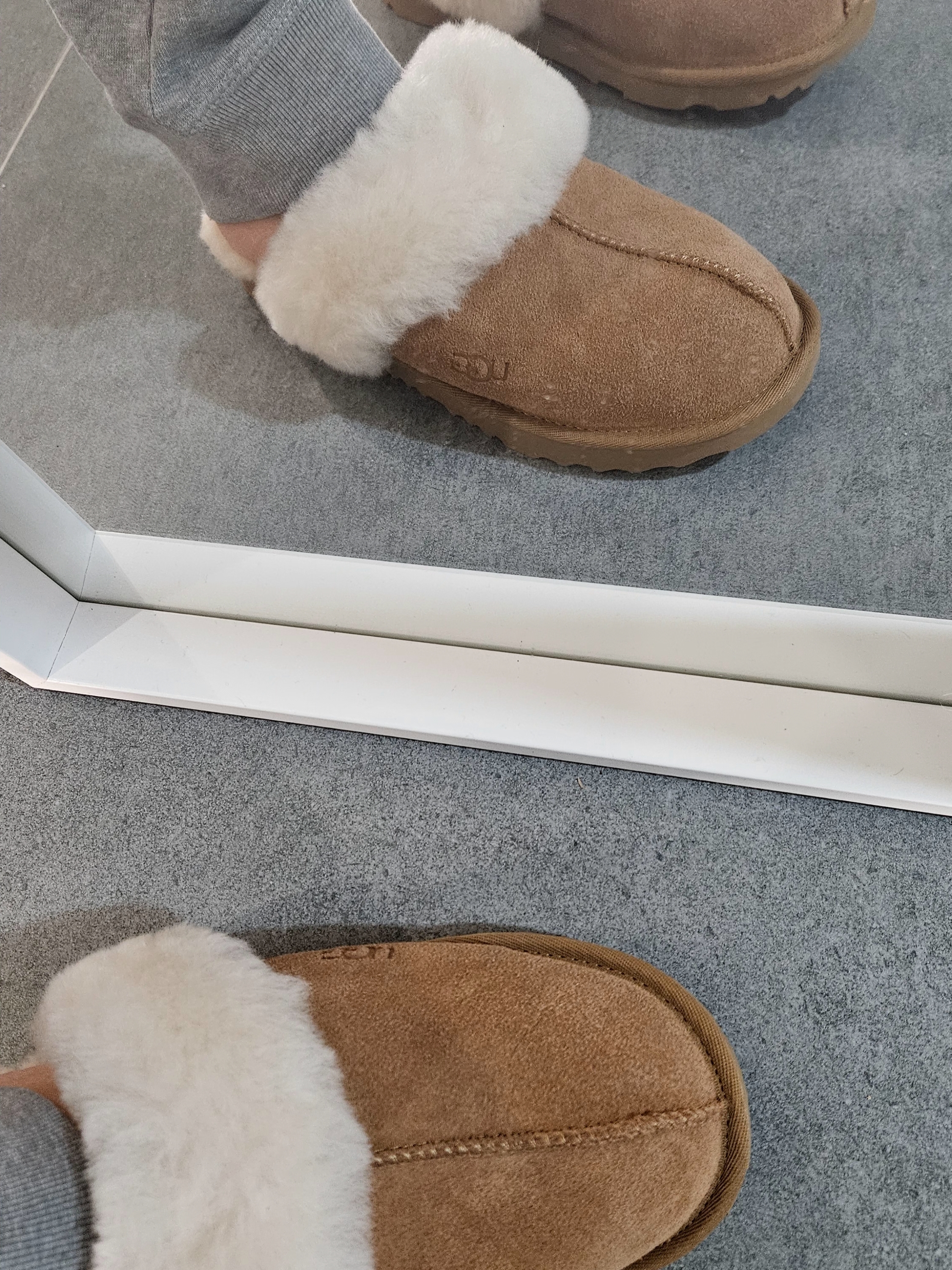 (W) UGG Scuffette II Slipper Chestnut 착용 스타일 - 2