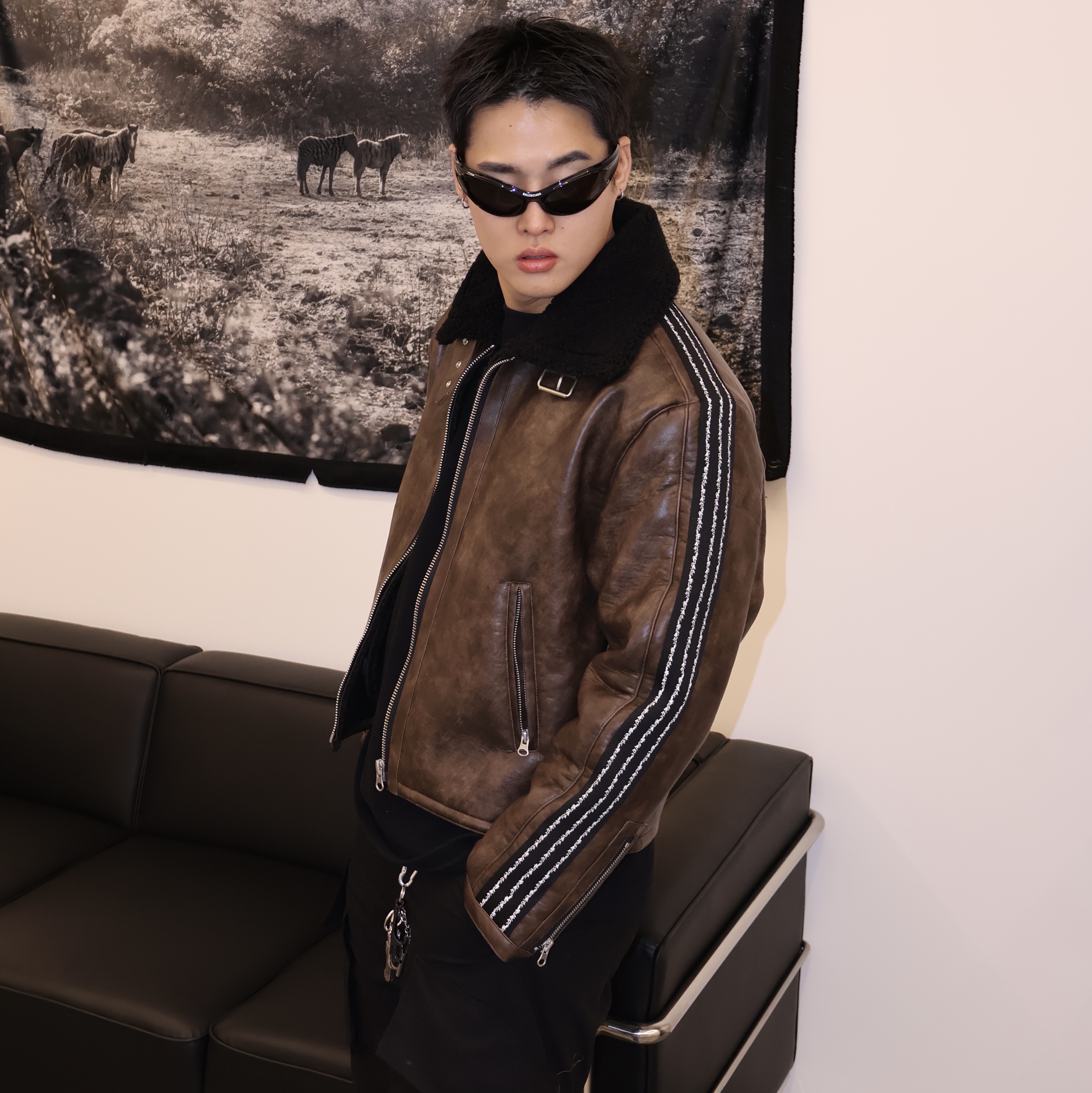 Balenciaga Swift Oval Sunglasses Black 착용 스타일 - 2