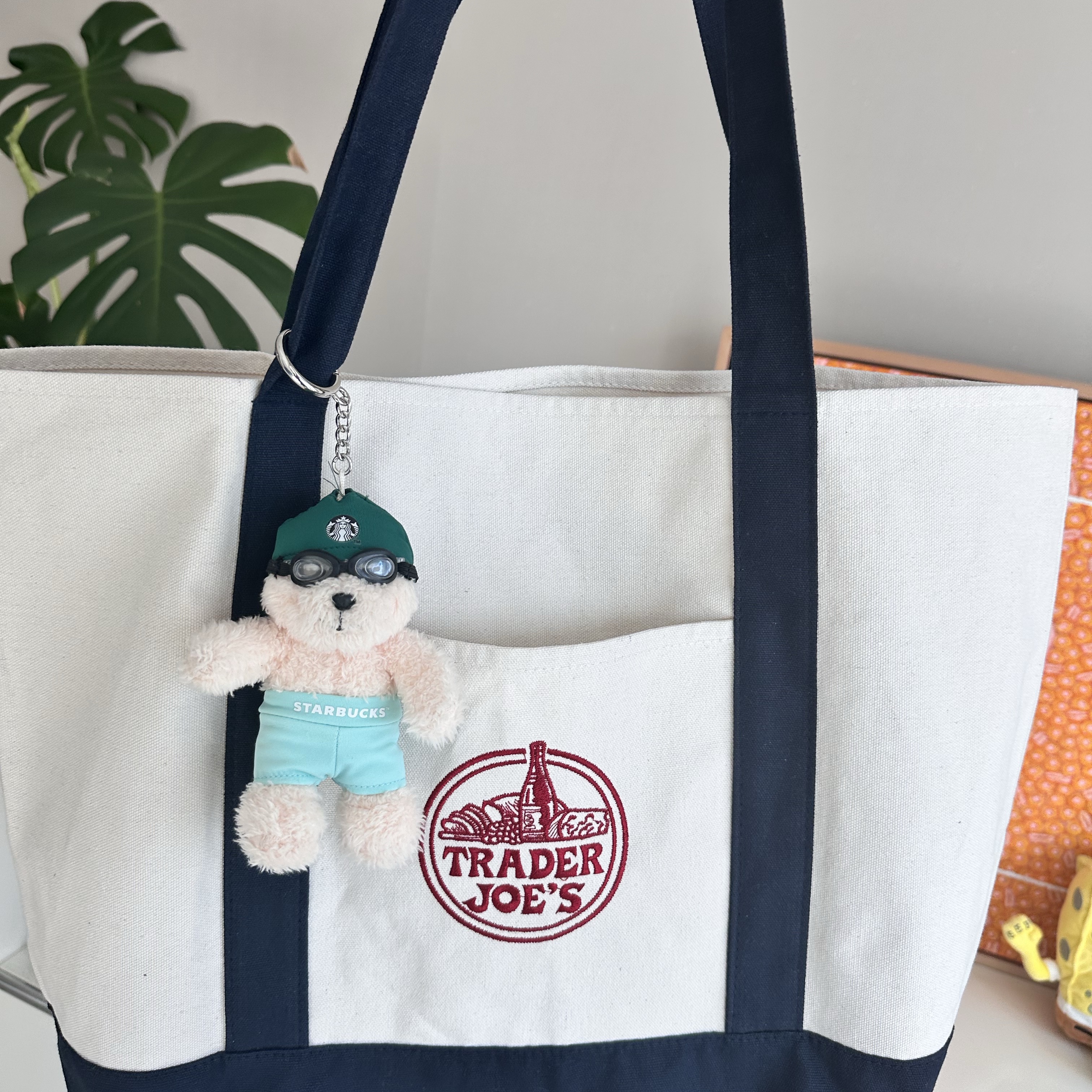 Trader Joe's Canvas Tote Bag Navy, Starbucks Swimming Bearista Keychain 착용 스타일