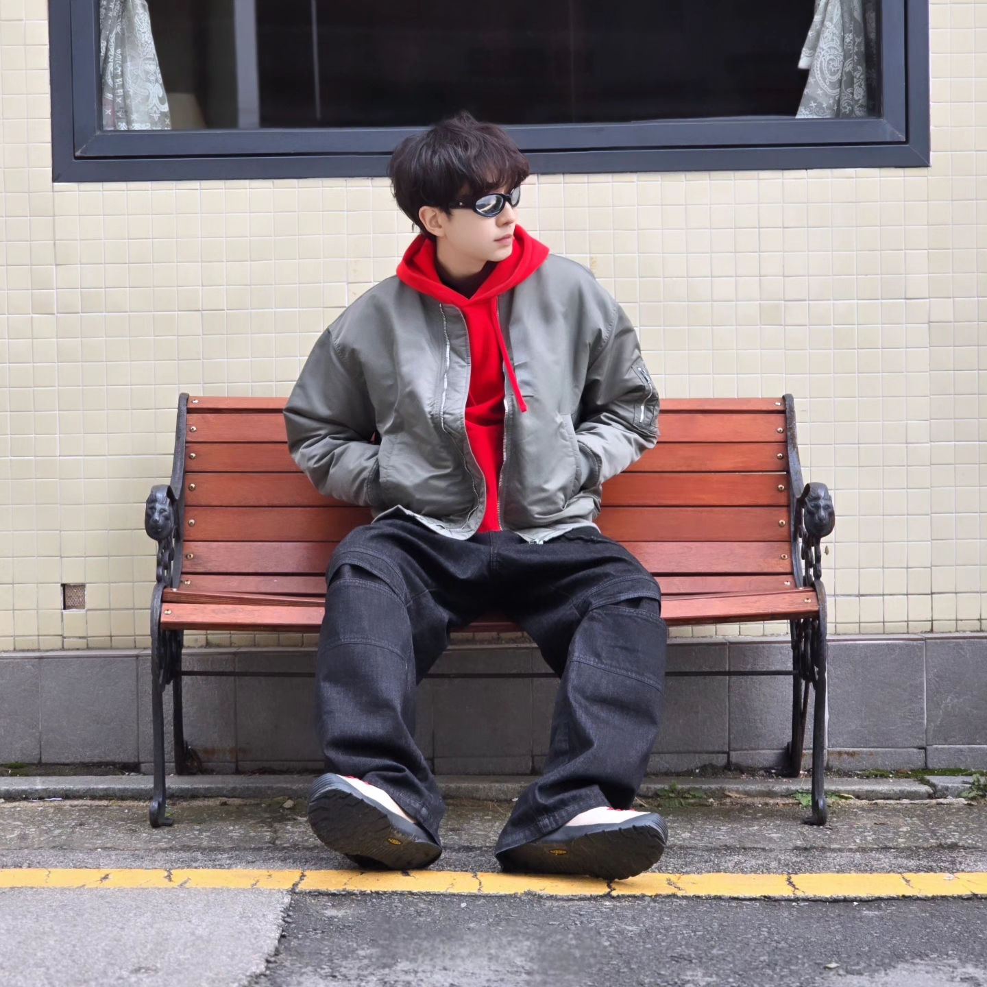 Stussy Beach Roots Hoodie Red, Keen Jasper Suede Sneakers Silver Mink 착용 스타일 - 3