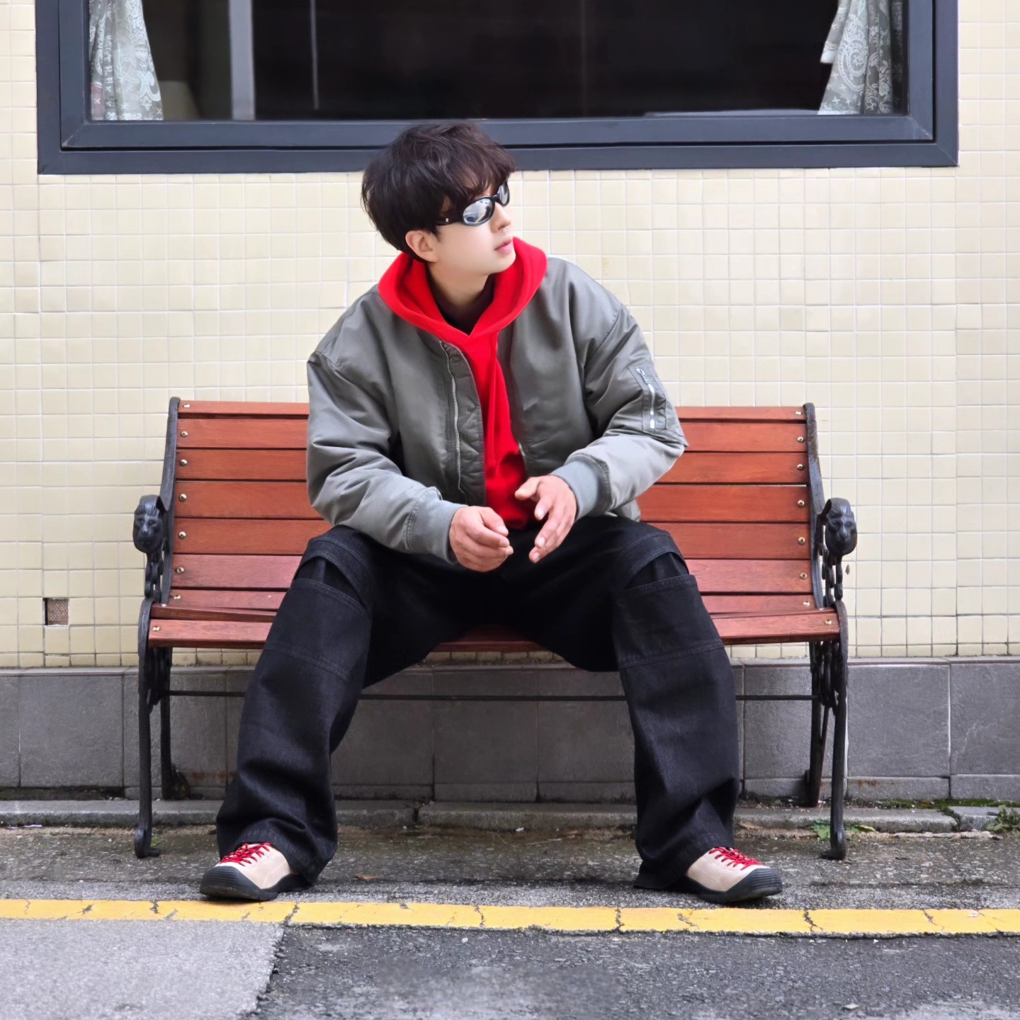 Stussy Beach Roots Hoodie Red, Keen Jasper Suede Sneakers Silver Mink 착용 스타일 - 7