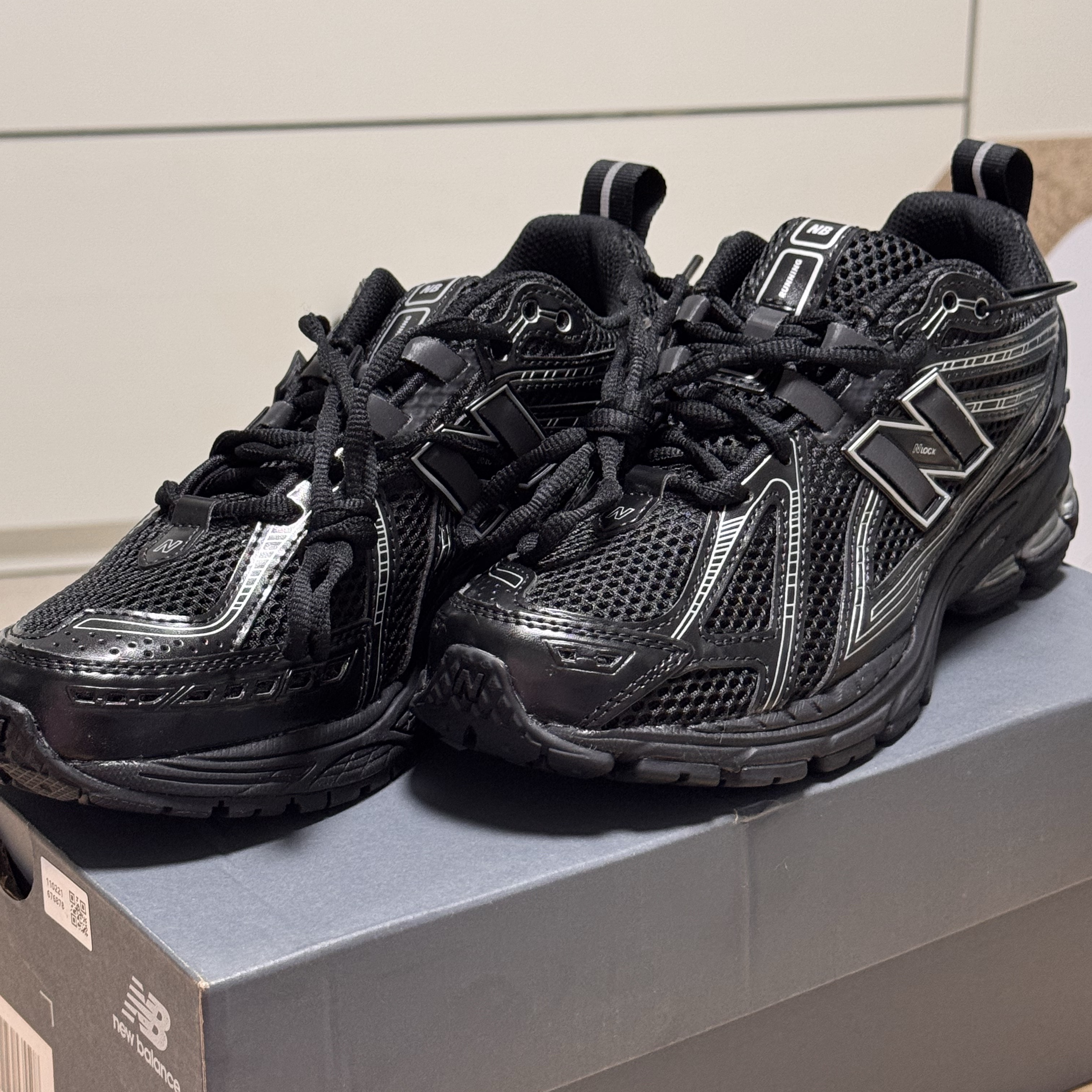 New Balance 1906R Black Silver Metallic 착용 스타일