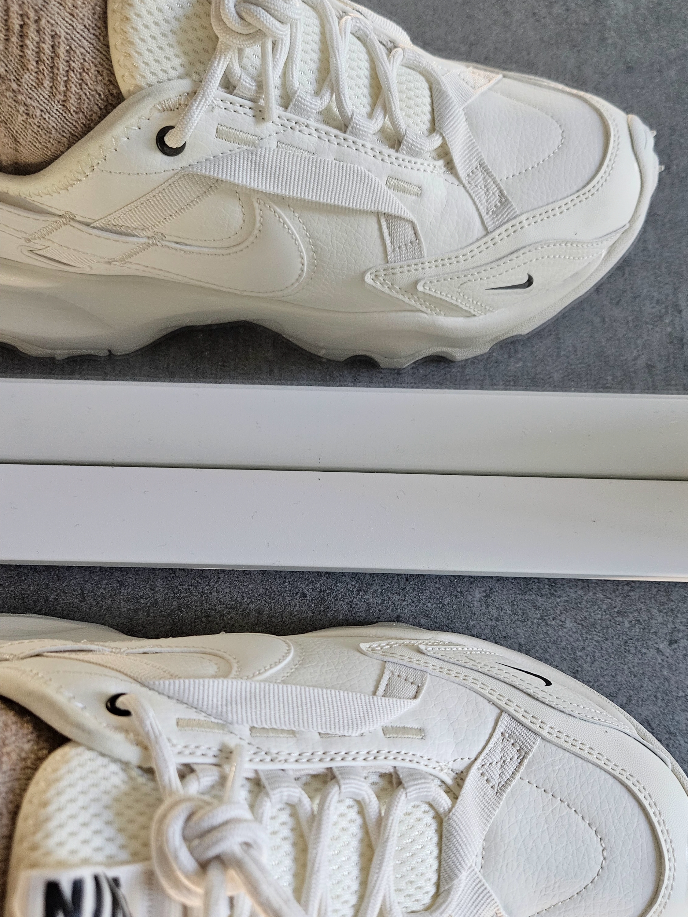 (W) Nike TC 7900 Summit White 착용 스타일 - 1