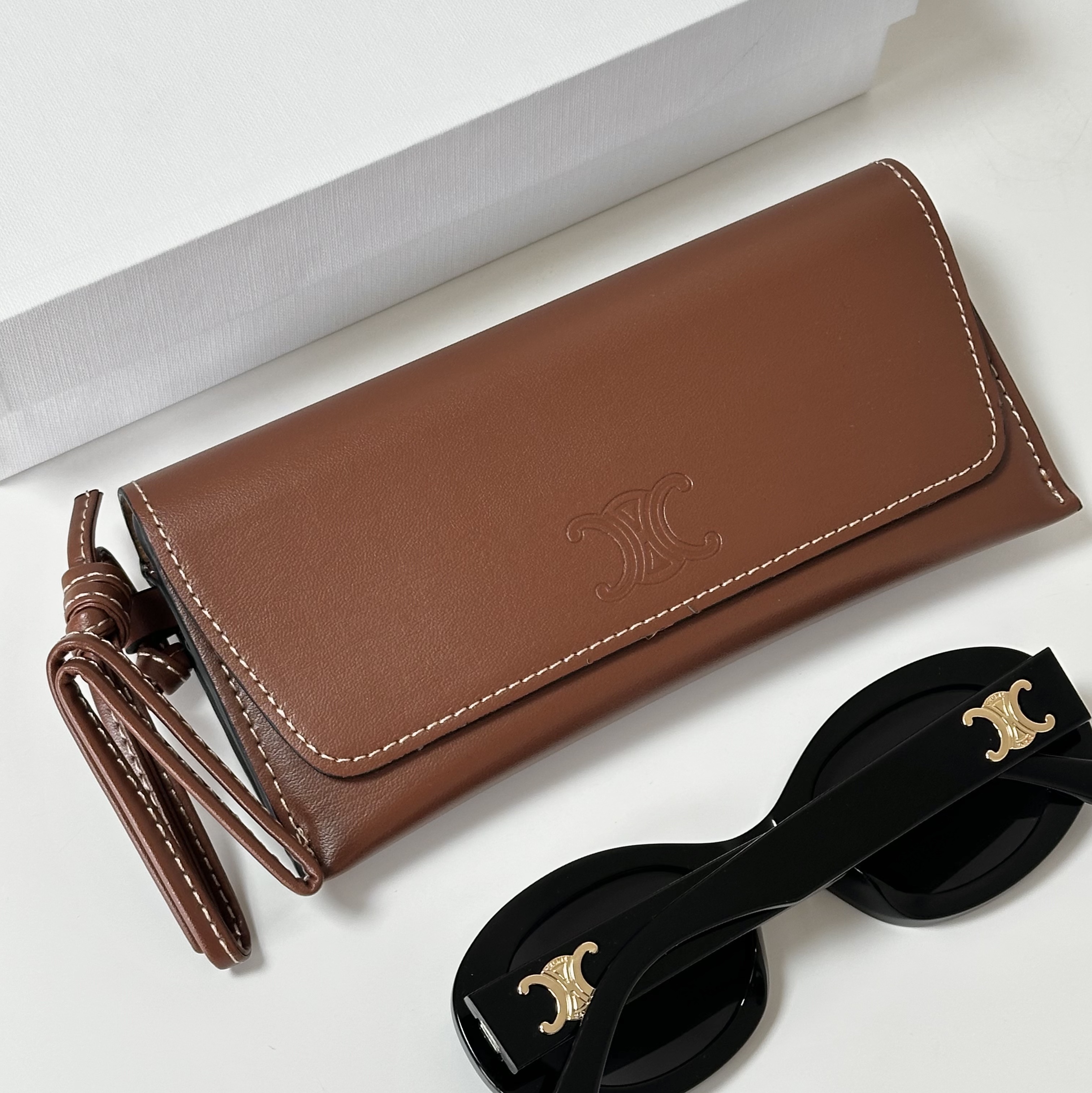 (W) Celine Triomphe 01 Sunglasses in Acetate Black 착용 스타일