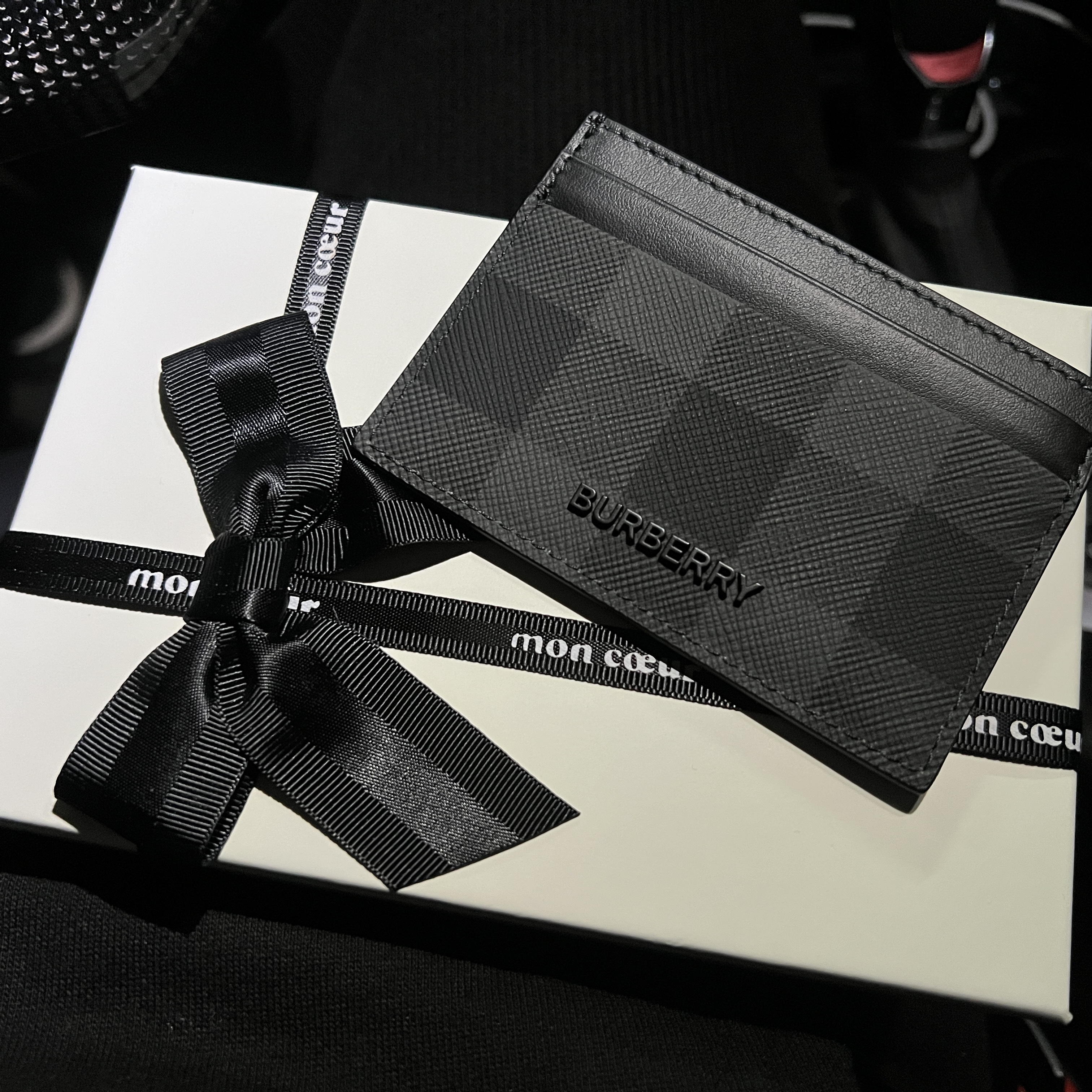 Burberry Check Leather Card Case Charcoal 착용 스타일