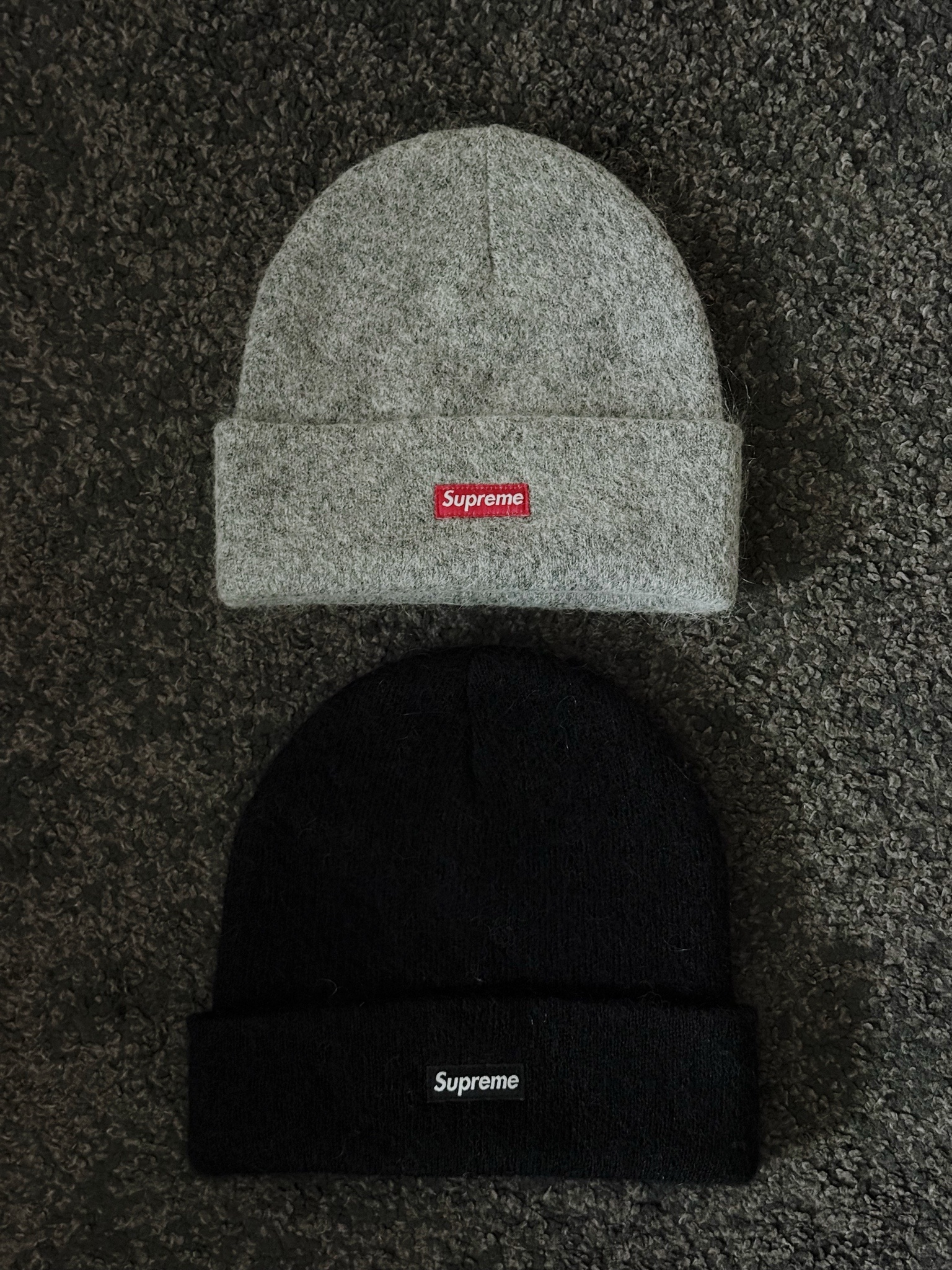 Supreme Mohair Beanie Heather Grey - 24FW, Supreme Micro Down Half Zip Hooded Pullover Black - 24FW 착용 스타일 - 3