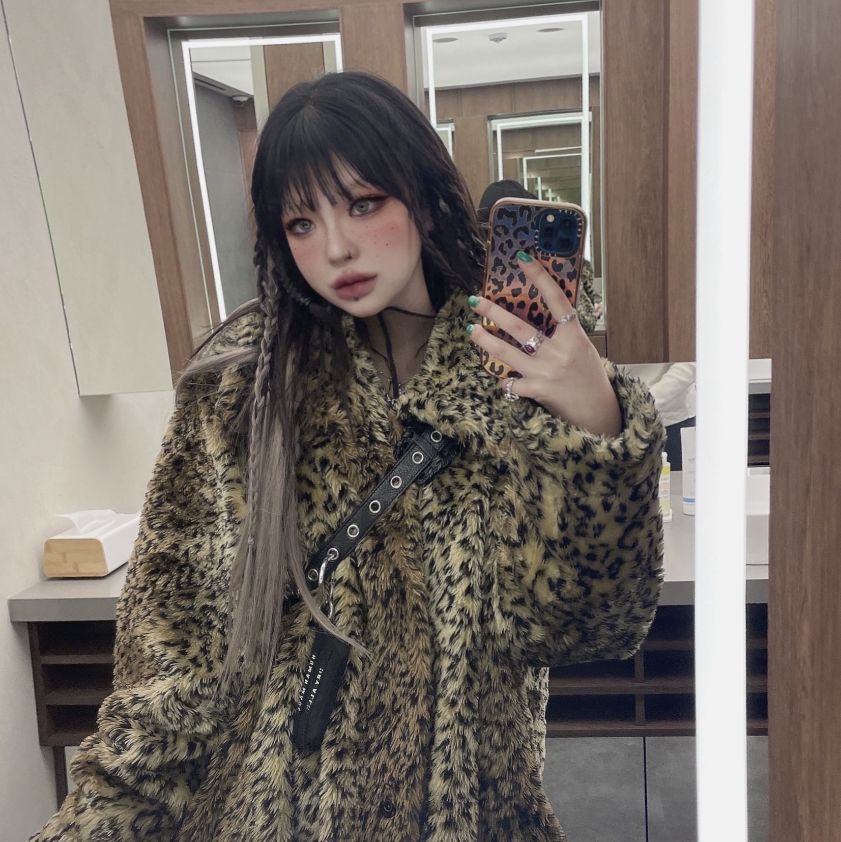 Balenciaga Le Cagole XS Flap Bag DIY Metalin Black 착용 스타일