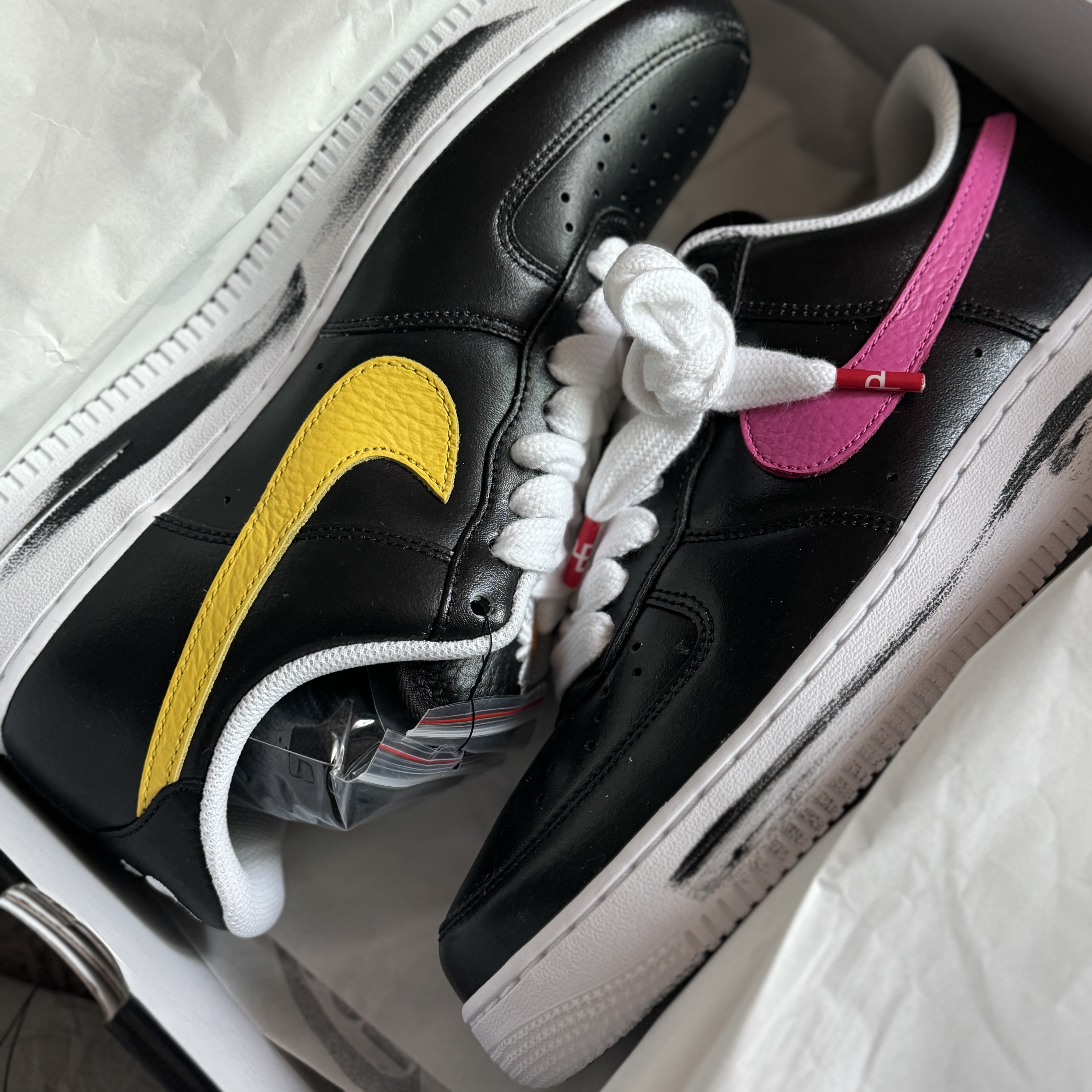 Monamhee x Peaceminusone Daihee Plush Keyring, Nike x Peaceminusone Air Force 1 Low Para-Noise 3.0 Black and Multicolor 착용 스타일 - 7