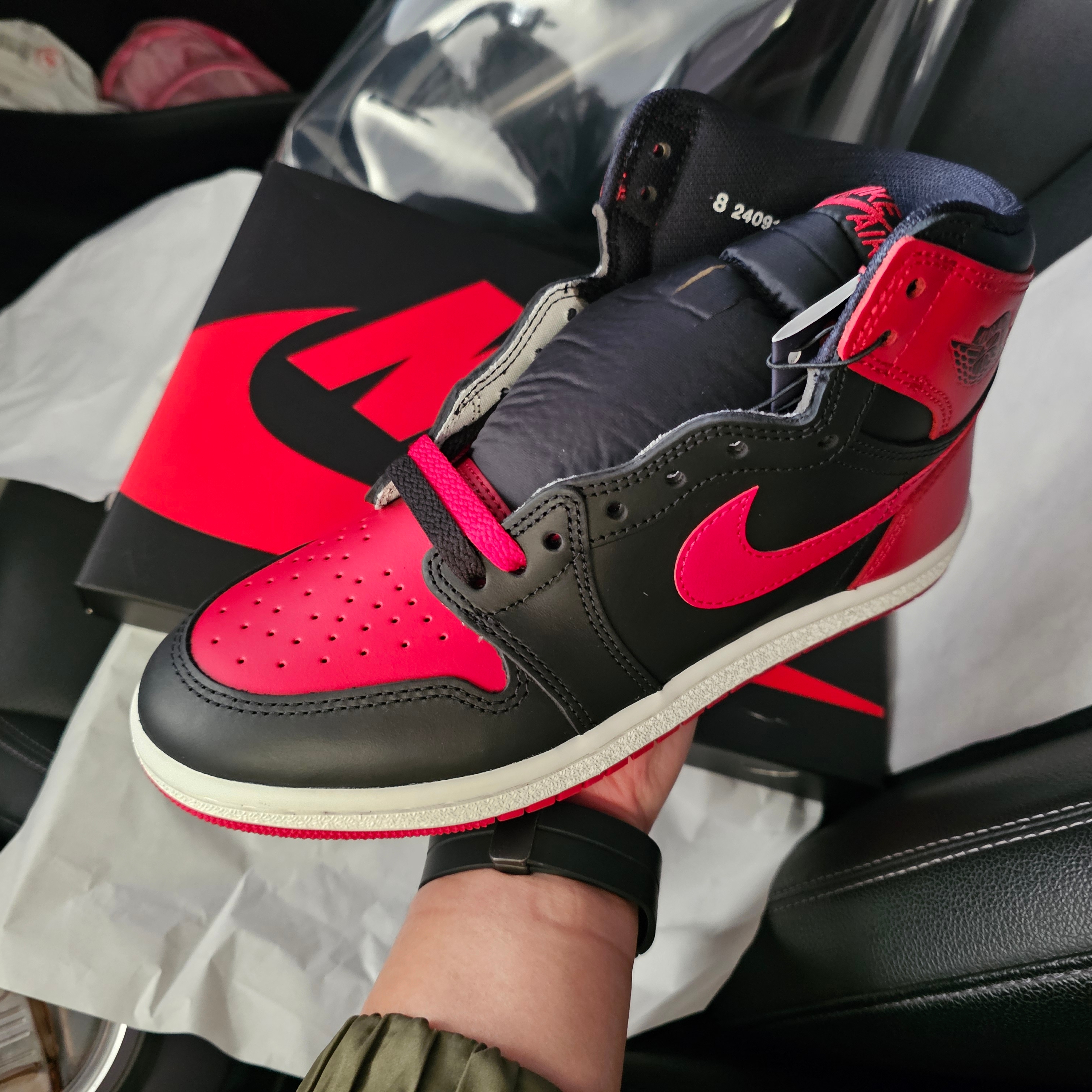Jordan 1 High 85 Bred, FRANKLY Silky Satin Pajama Set Up Navy 착용 스타일 - 3