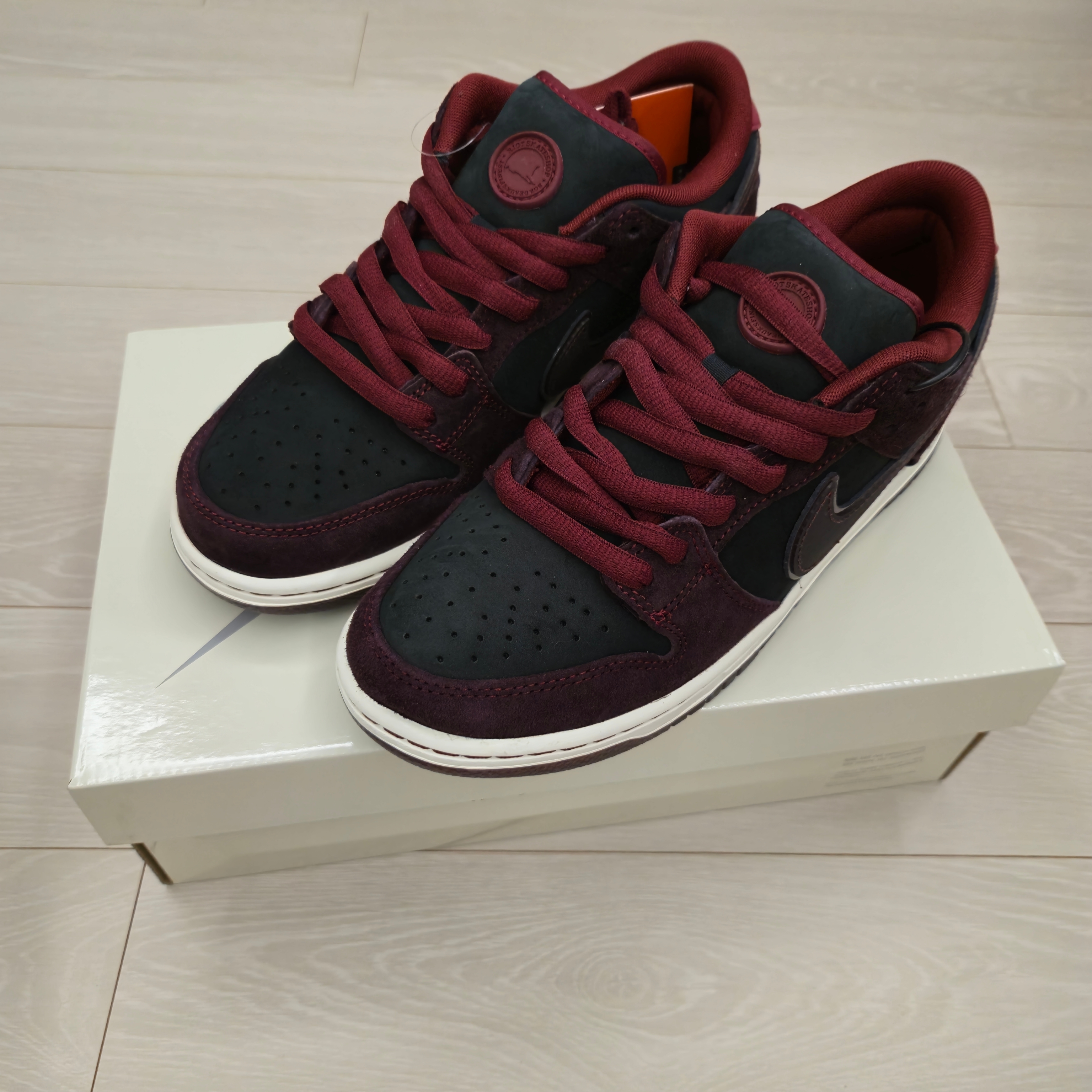 Nike x Riot Skateshop SB Dunk Low Pro Mahogany and Team Red 착용 스타일