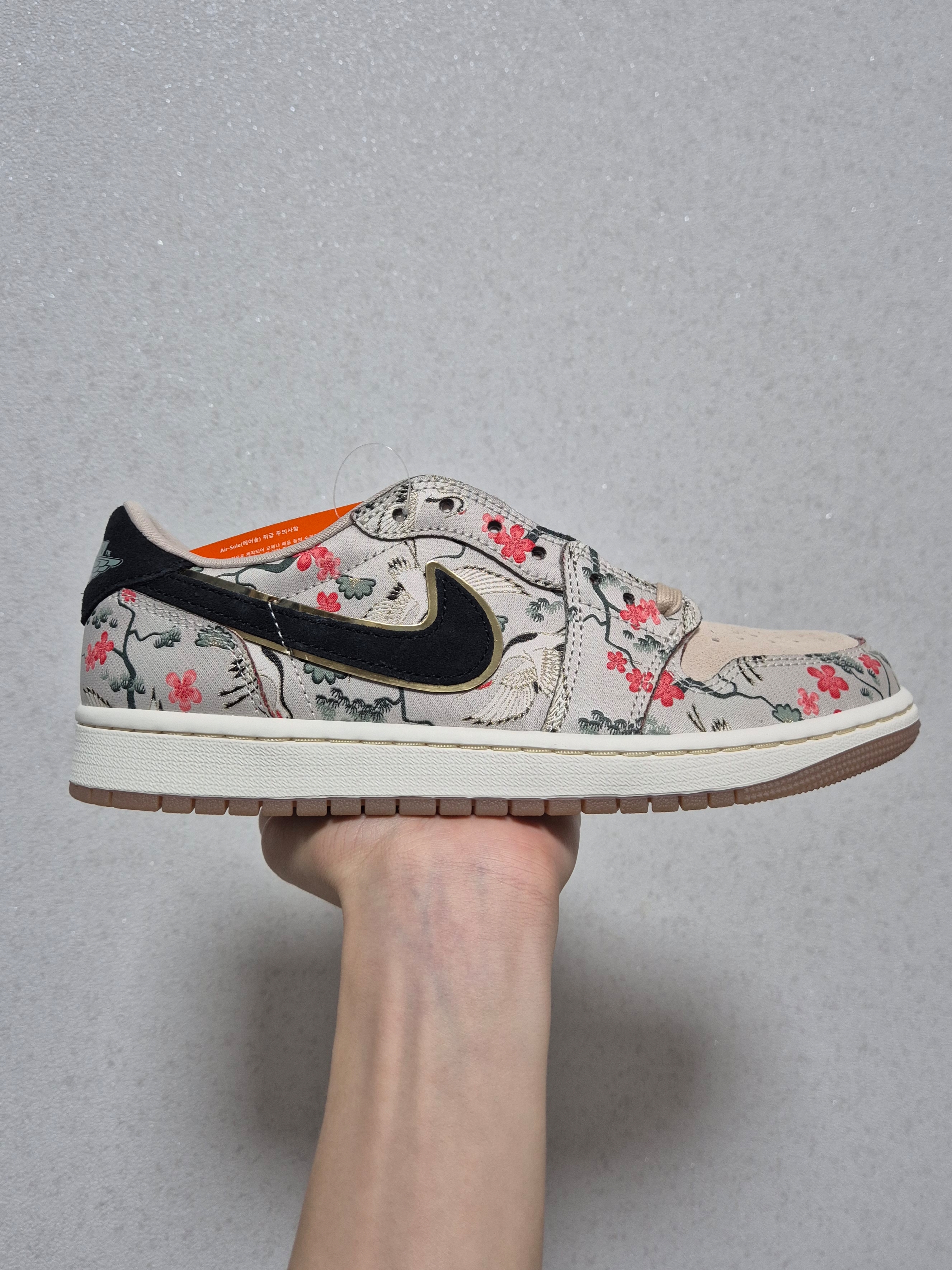 Jordan 1 Retro Low OG Rui Cranes, GOGORR Chest Logo Pajama Long Set Green 착용 스타일 - 1