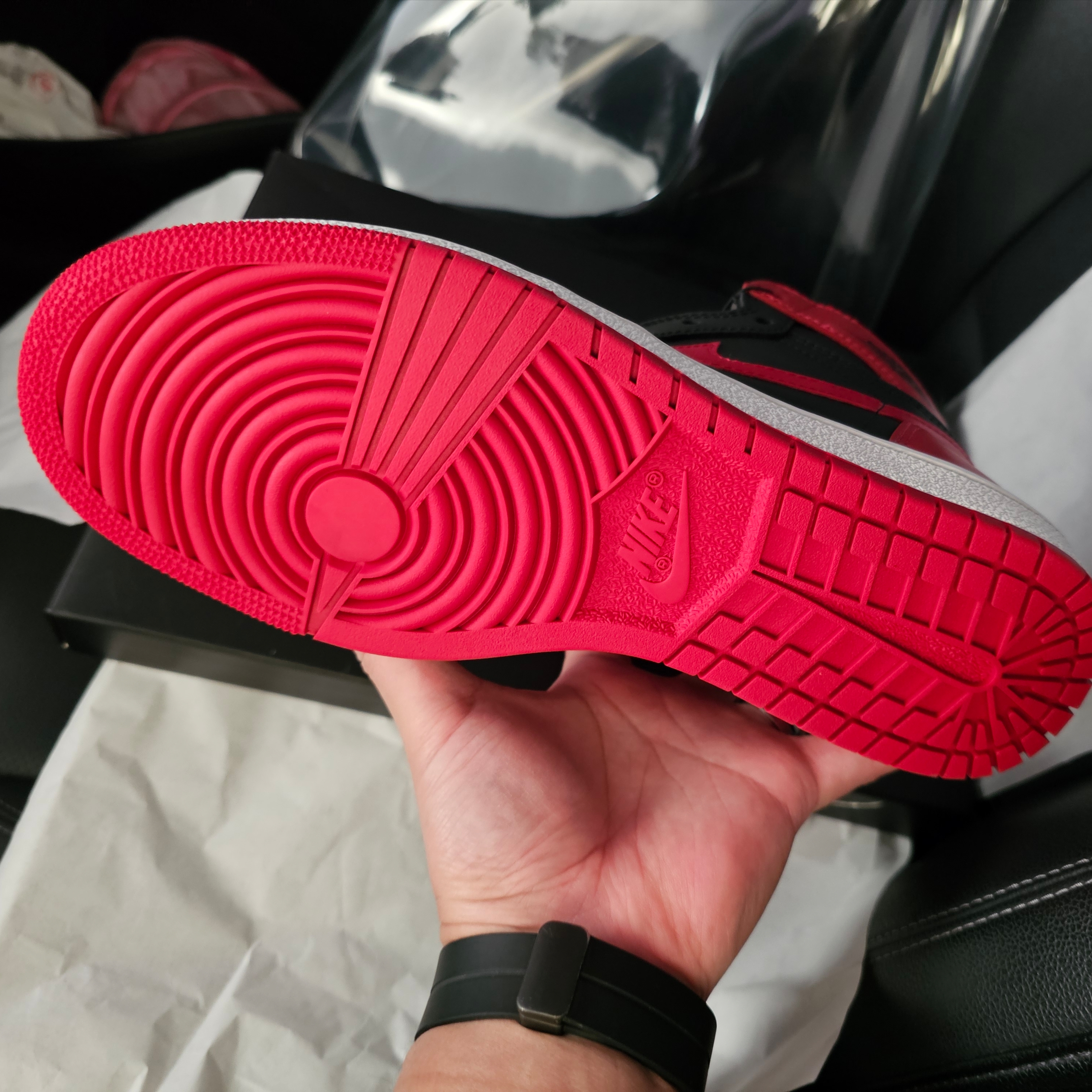 Jordan 1 High 85 Bred, FRANKLY Silky Satin Pajama Set Up Navy 착용 스타일 - 5