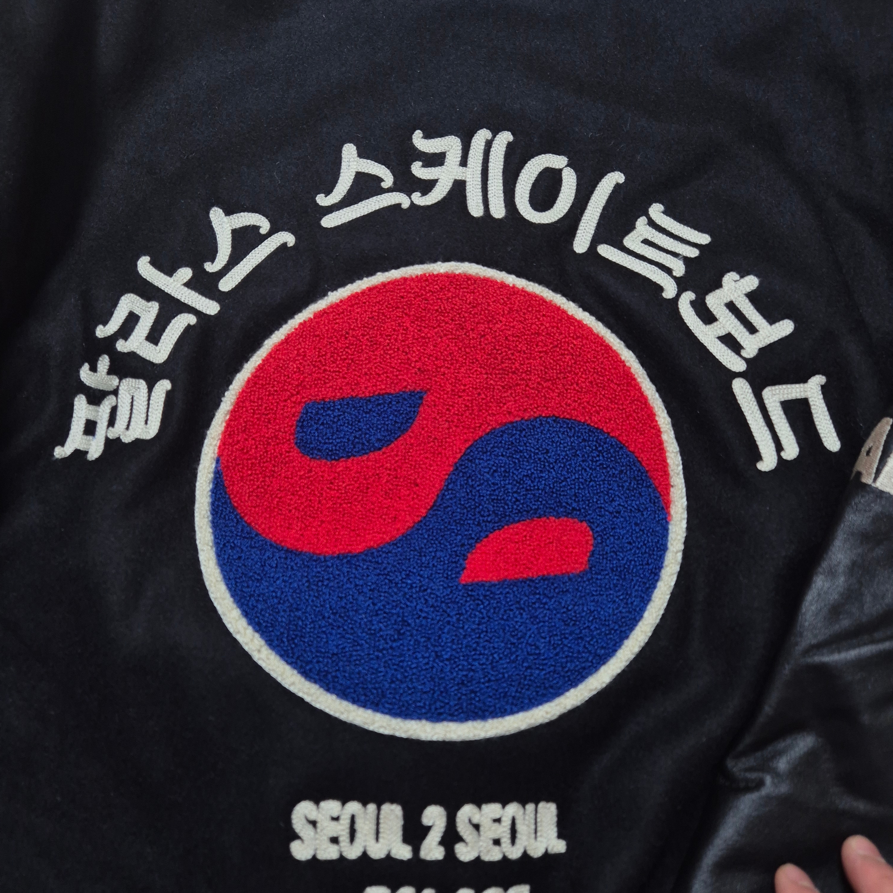 Palace Seoul 2 Seoul Varsity Jacket Black - 25SS, Palace Seoul 2 Seoul 6-Panel Cap Black - 25SS 착용 스타일 - 3