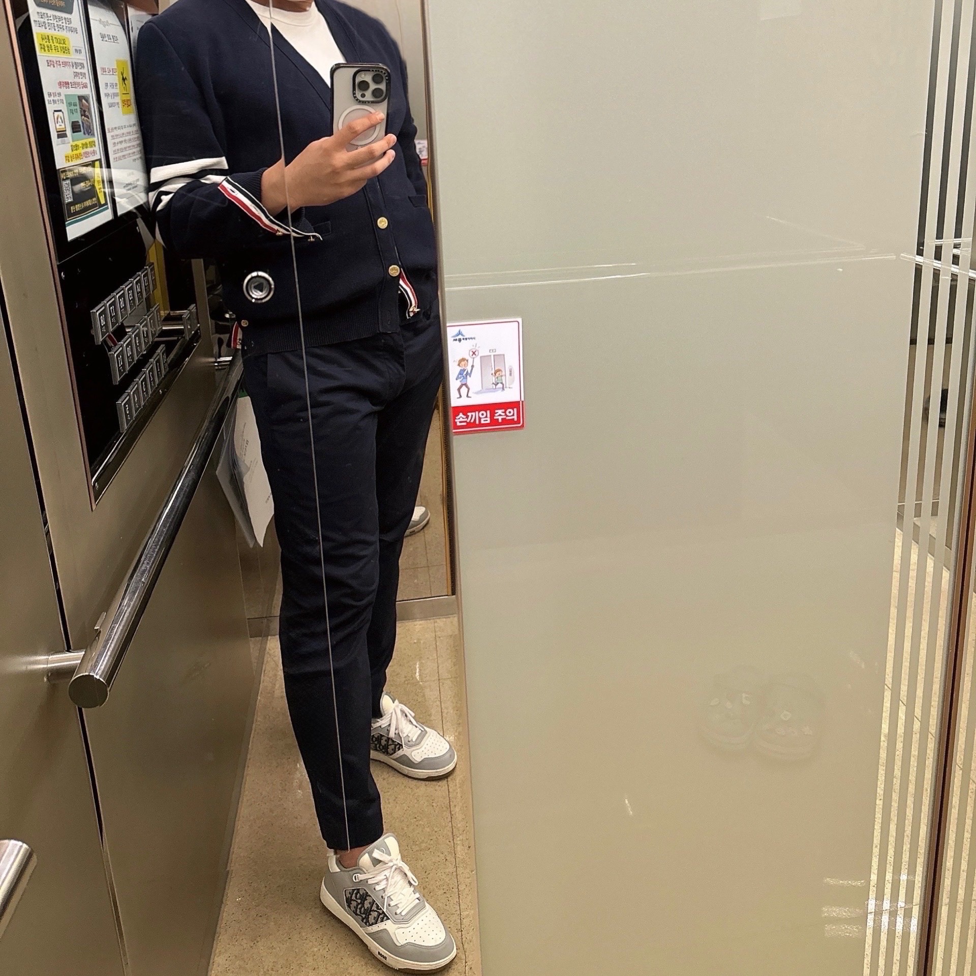 Dior B27 Low-Top Sneakers Gray, Thom Browne Milano Stitch 4-Bar Cardigan Navy 착용 스타일