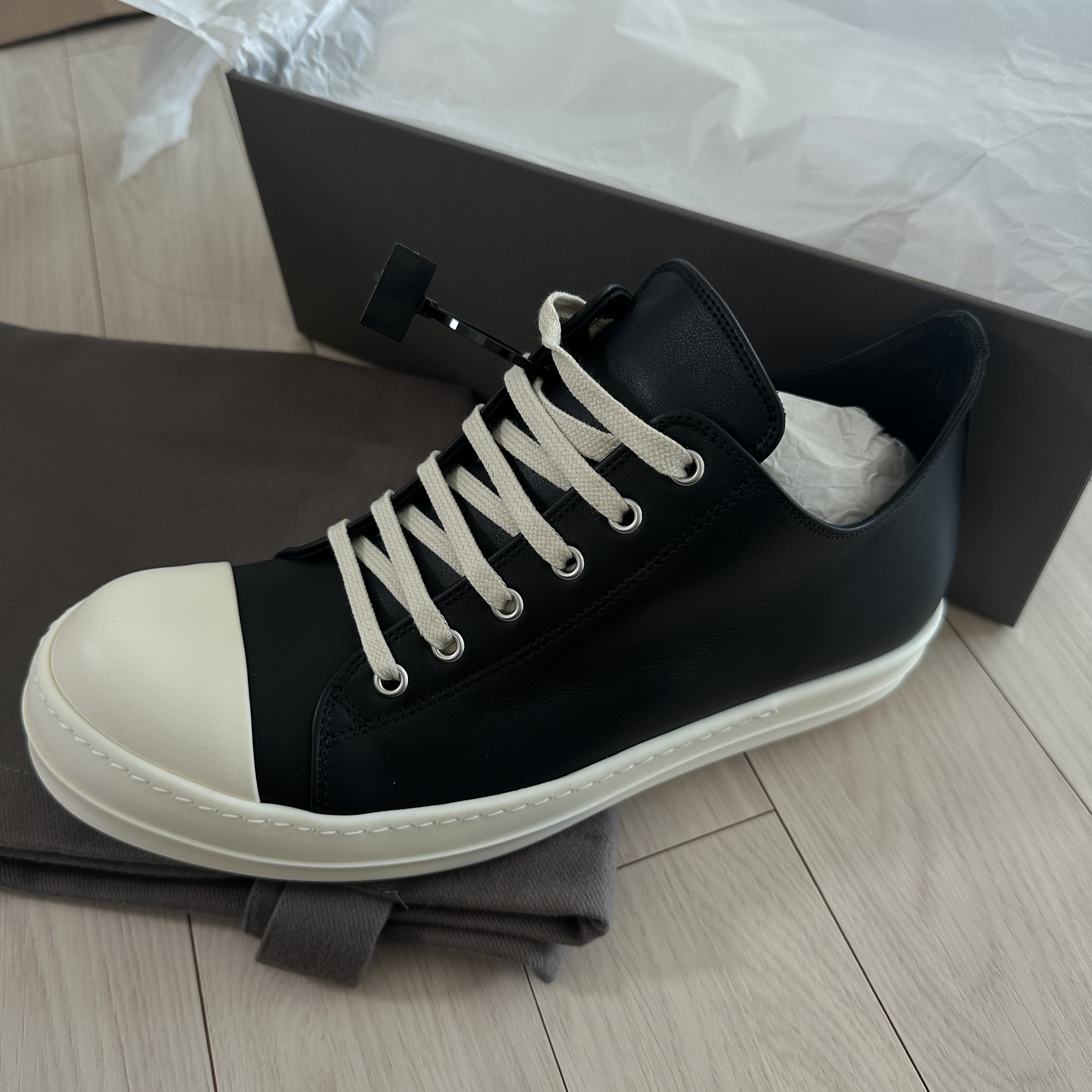 Rick Owens Hollywood Low Sneakers in Full Grain Calf Leather Black Milk 착용 스타일