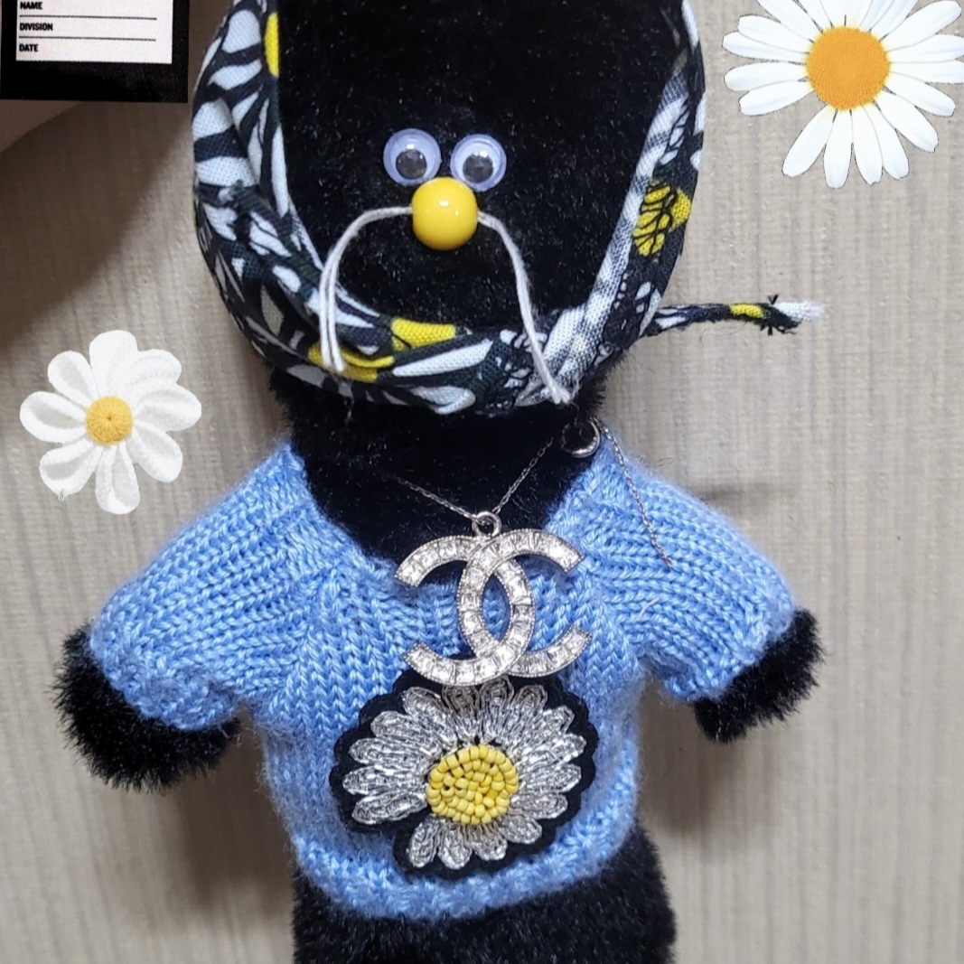 Monamhee x Peaceminusone Daihee Plush Keyring 착용 스타일 - 1