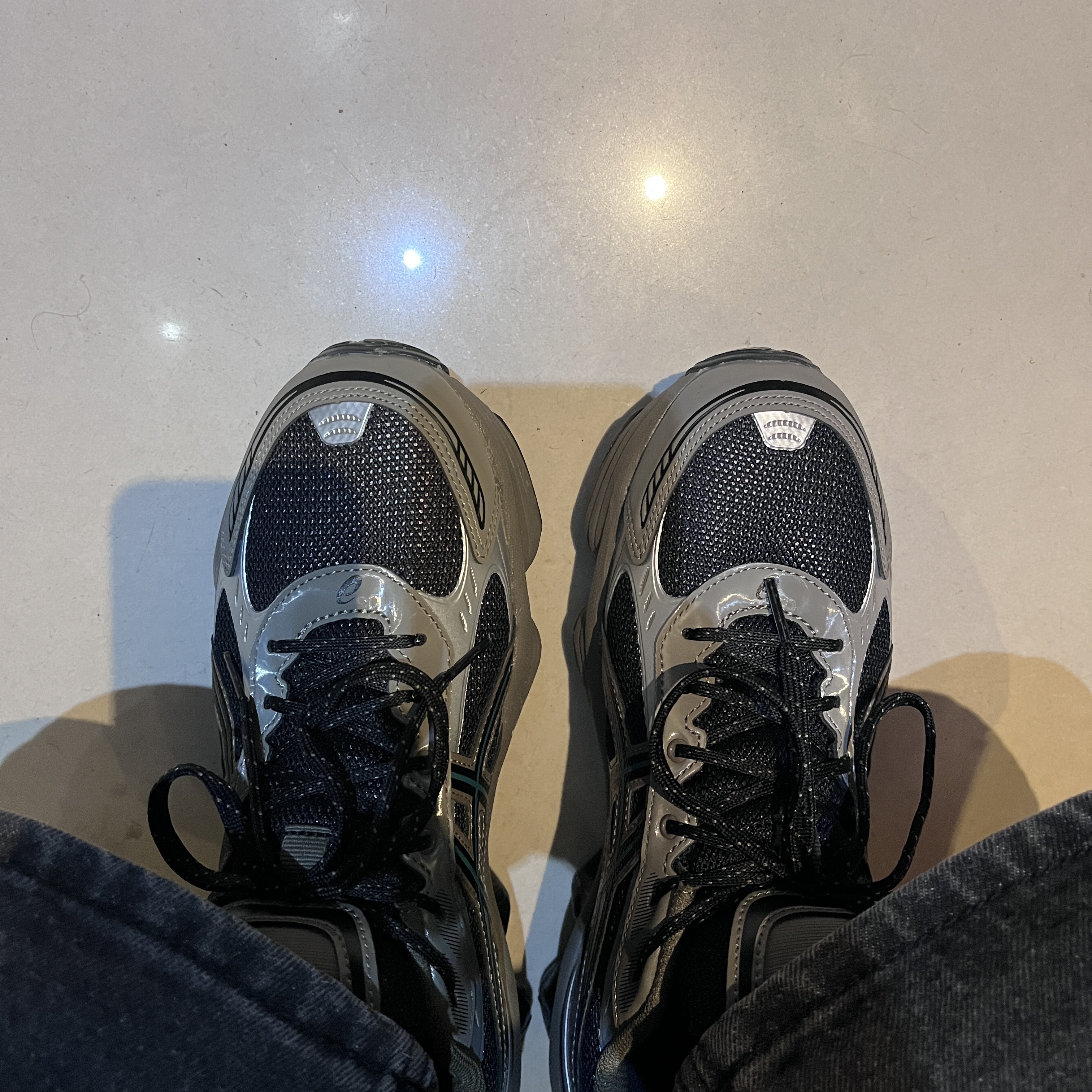 Asics Gel-Kinetic Fluent Black Dark Taupe 착용 스타일 - 1