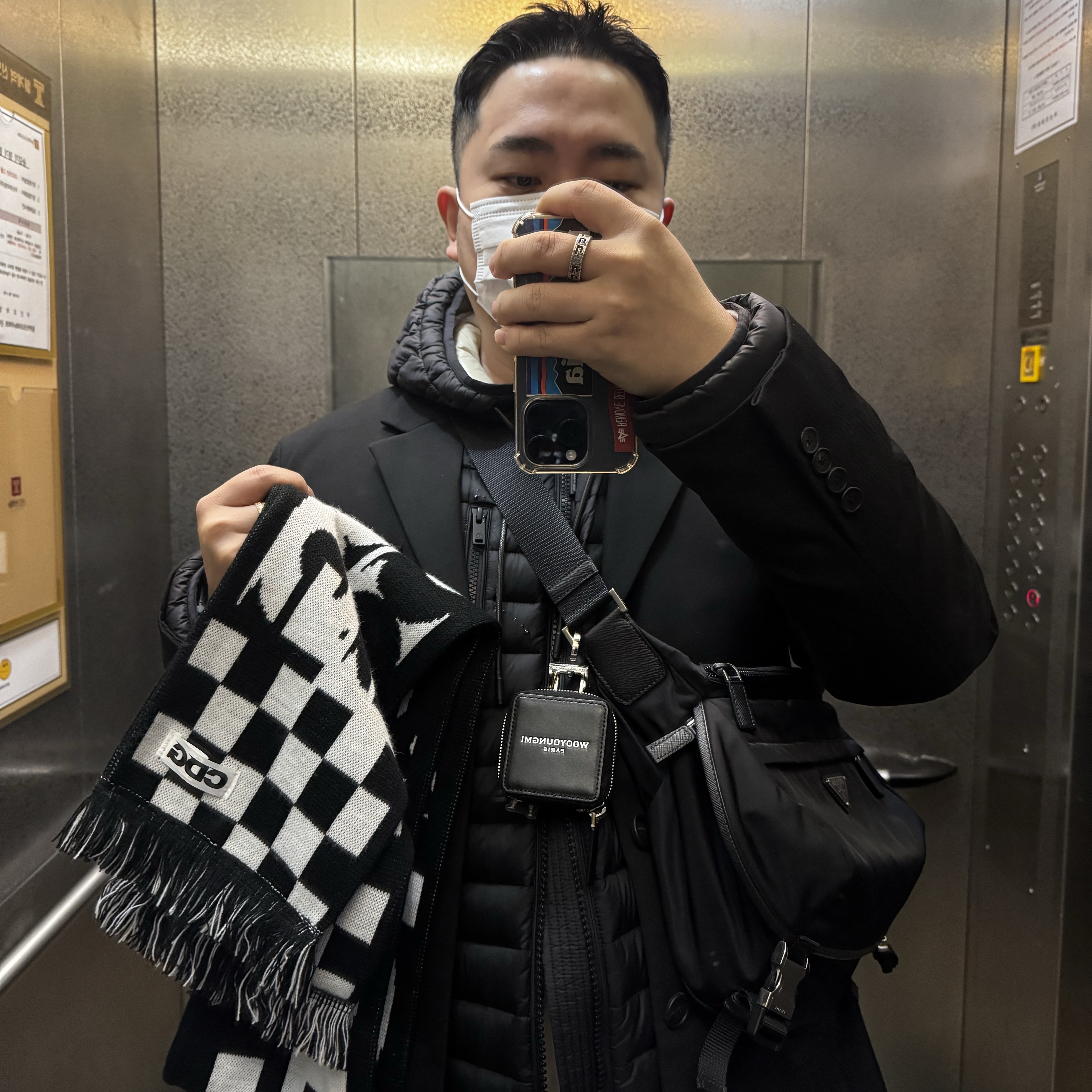 CDG Logo Check Muffler White Black, Prada Re-Nylon and Saffiano Leather Shoulder Bag Black 착용 스타일