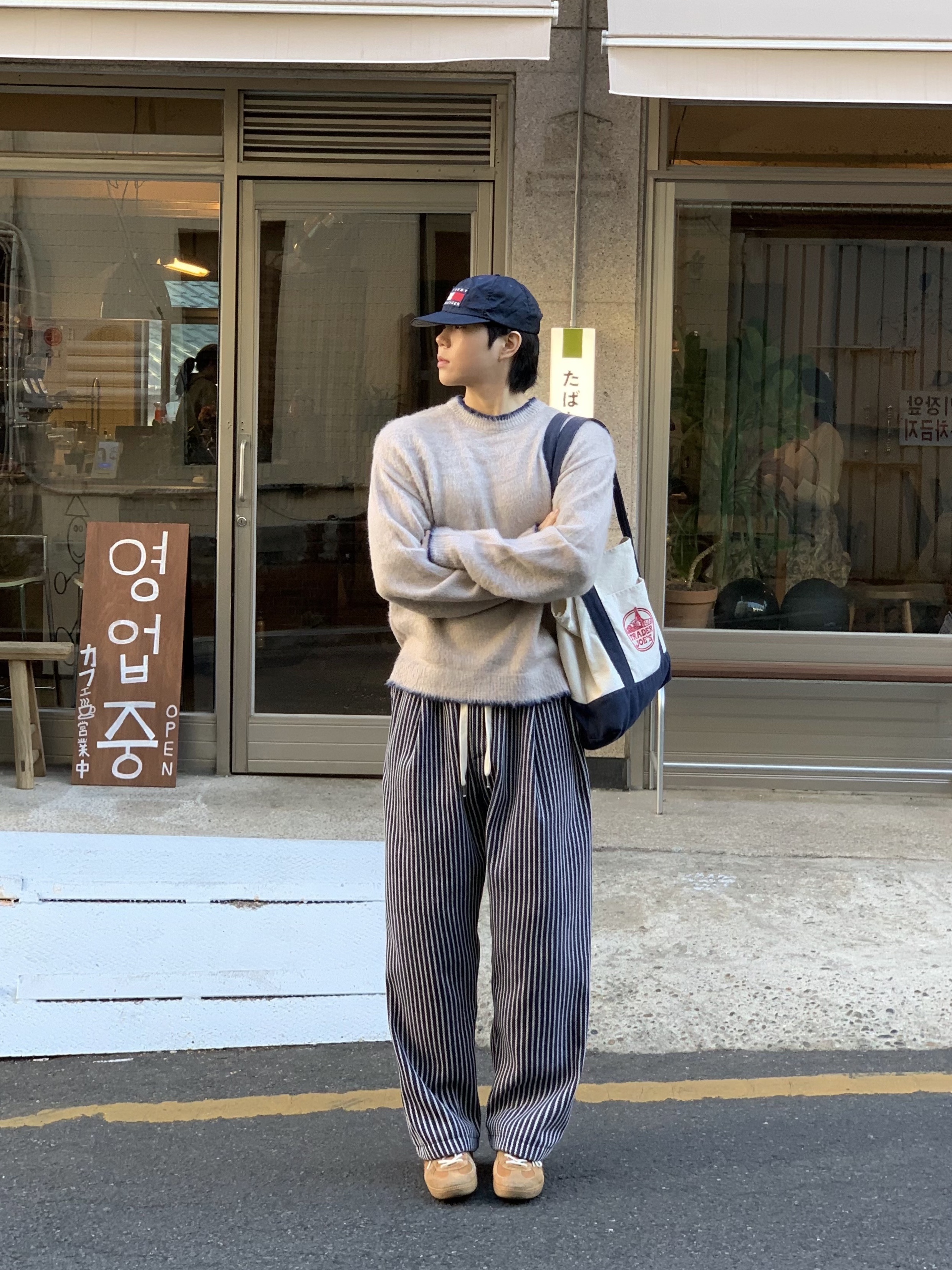 Trader Joe's Canvas Tote Bag Navy 착용 스타일 - 1