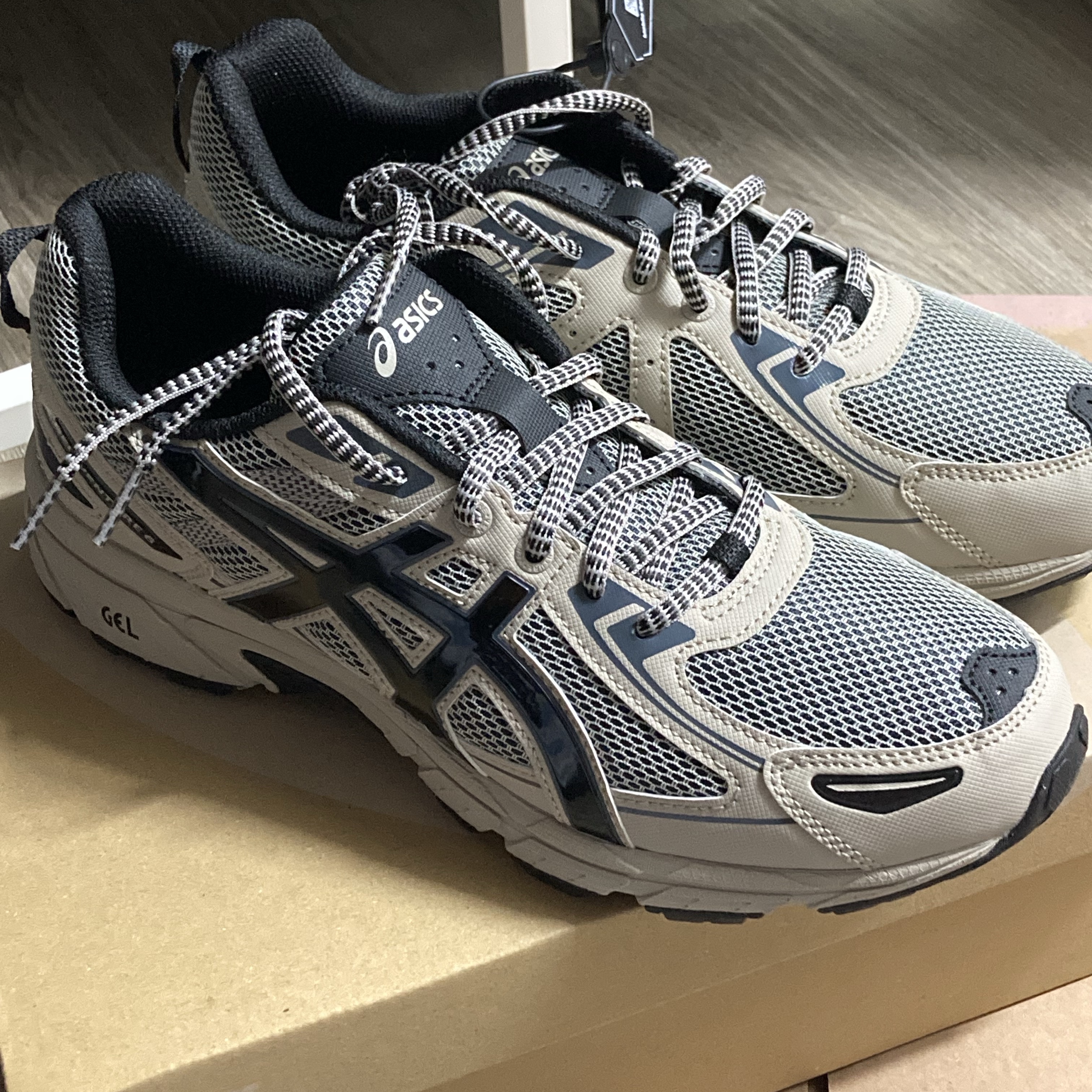 Asics Gel-Venture 6 Feather Grey Black 착용 스타일