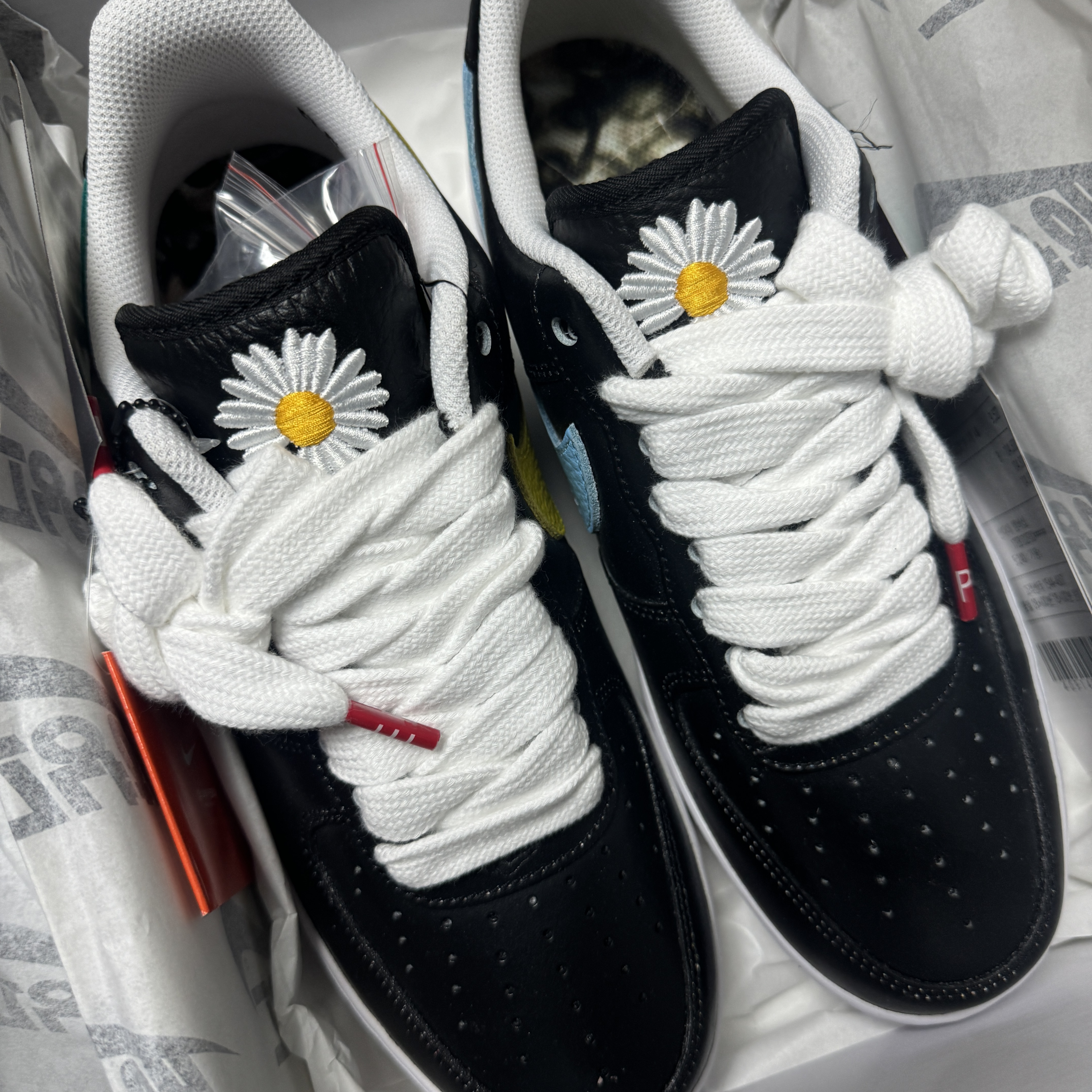 Monamhee x Peaceminusone Daihee Plush Keyring, Nike x Peaceminusone Air Force 1 Low Para-Noise 3.0 Black and Multicolor 착용 스타일 - 4