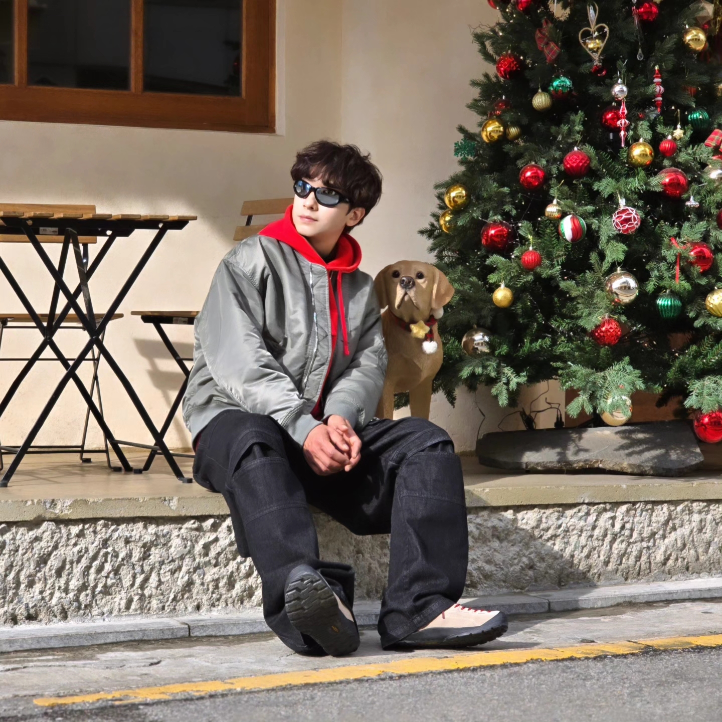 Stussy Beach Roots Hoodie Red, Keen Jasper Suede Sneakers Silver Mink 착용 스타일 - 6