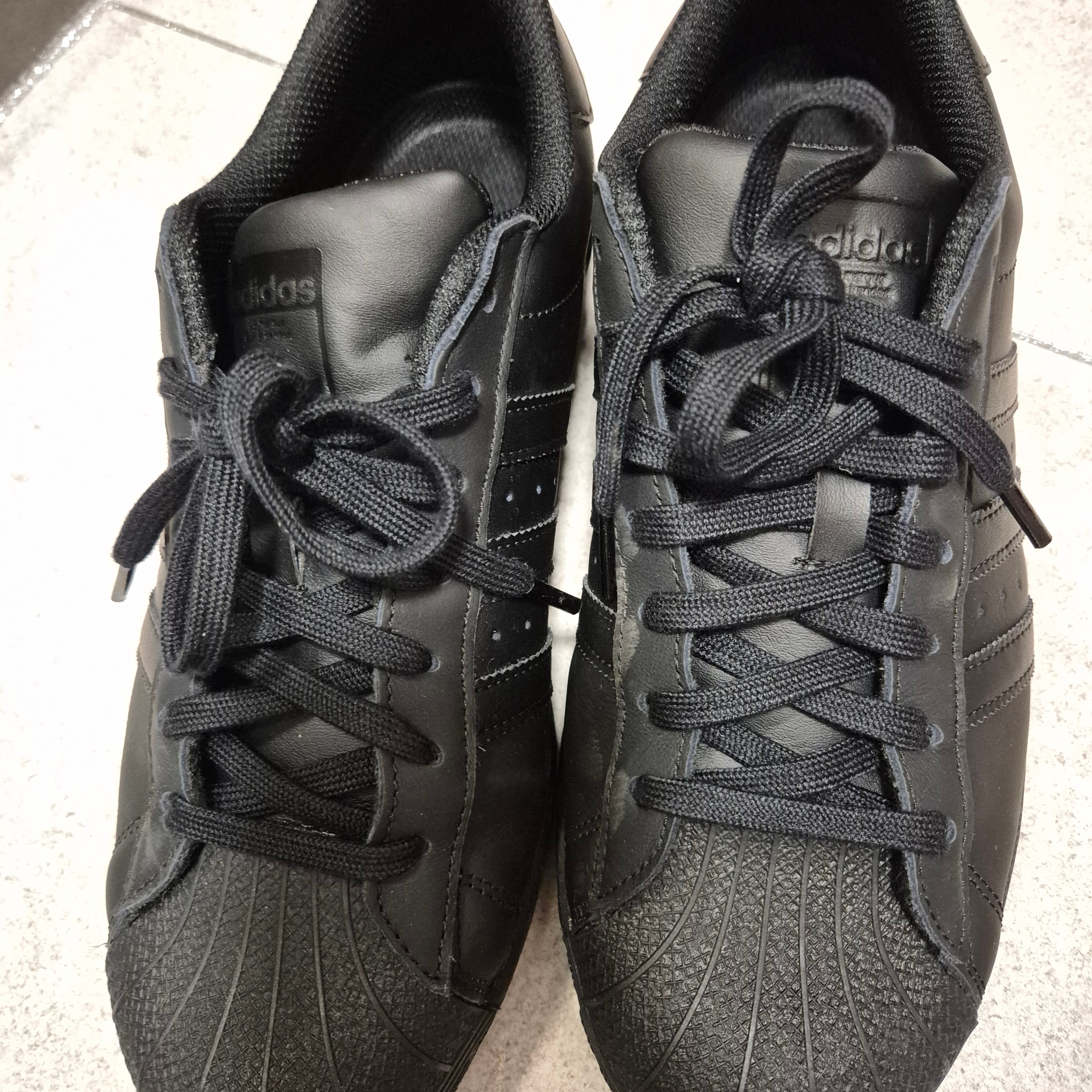 Adidas Superstar Triple Black 착용 스타일