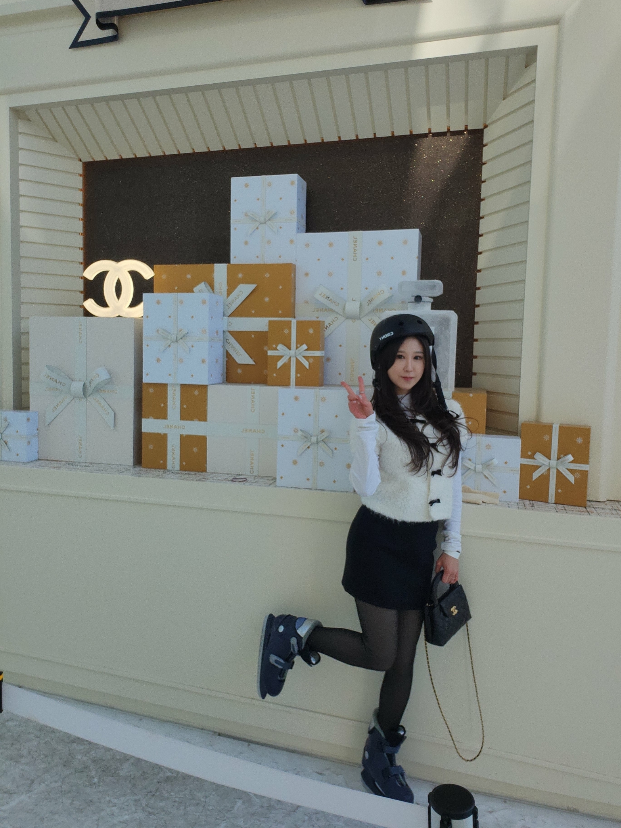 Chanel Mini Shopping Bag Shiny Aged Calfskin & Gold Black 착용 스타일 - 9