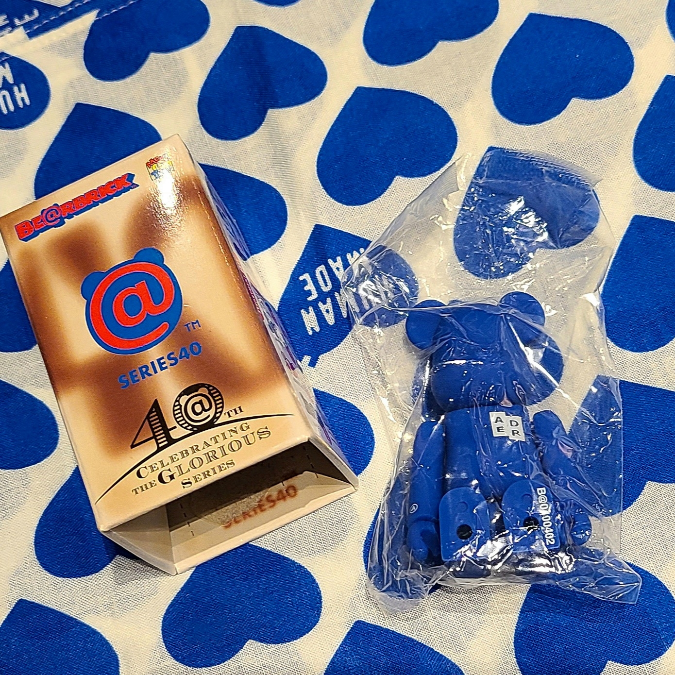 Bearbrick Series 40 Sealed Case 100% (24 Blind Boxes), Human Made Big Bandana #2 Navy 착용 스타일 - 2