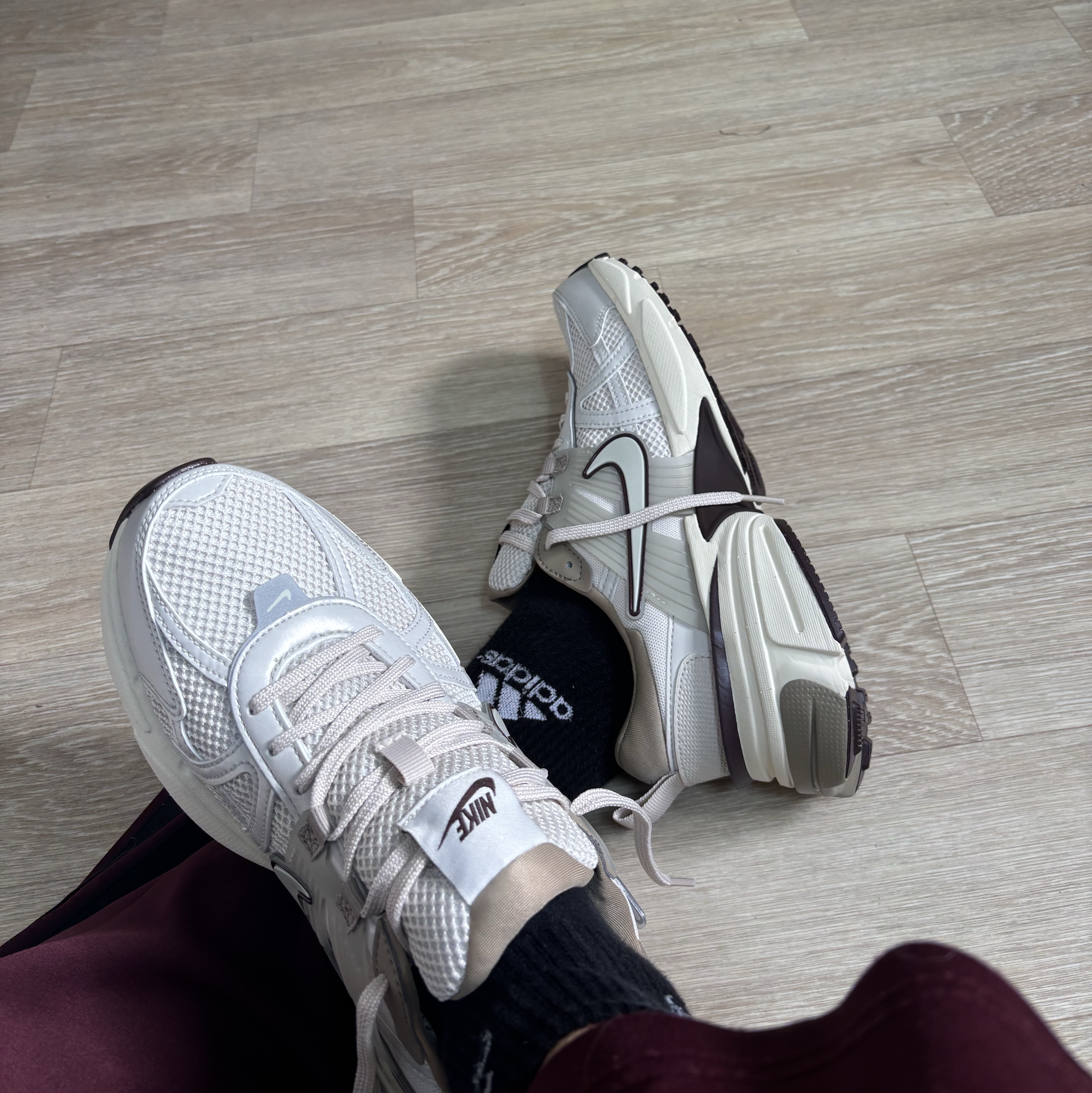 Nike V2K Run Light Orewood Brown Khaki 착용 스타일