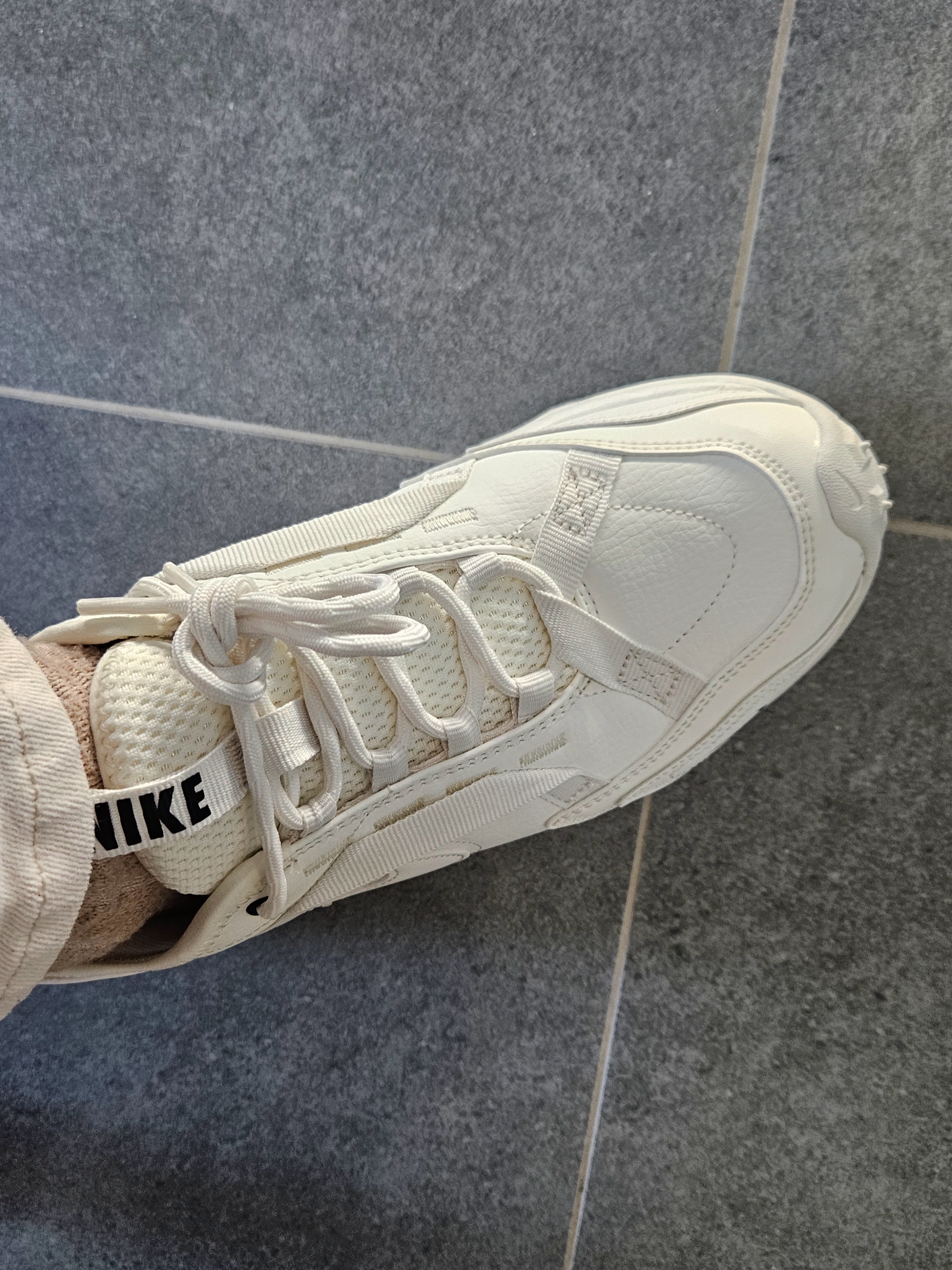 (W) Nike TC 7900 Summit White 착용 스타일 - 2